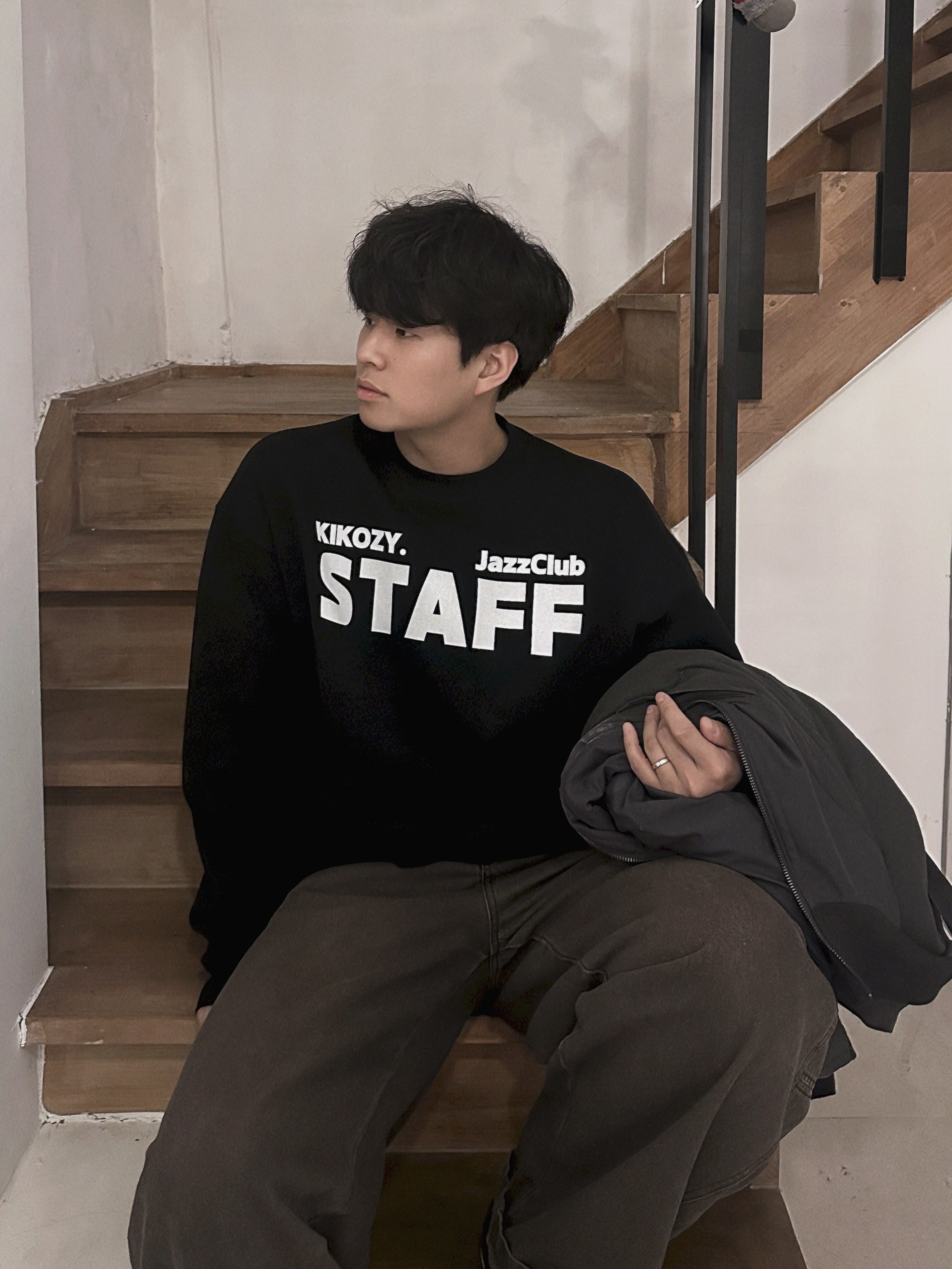 [KREAM 단독] Kikozy Staff Sweatshirt Black, ETCE Base Carpenter Denim Pants Brown 착용 스타일 - 1