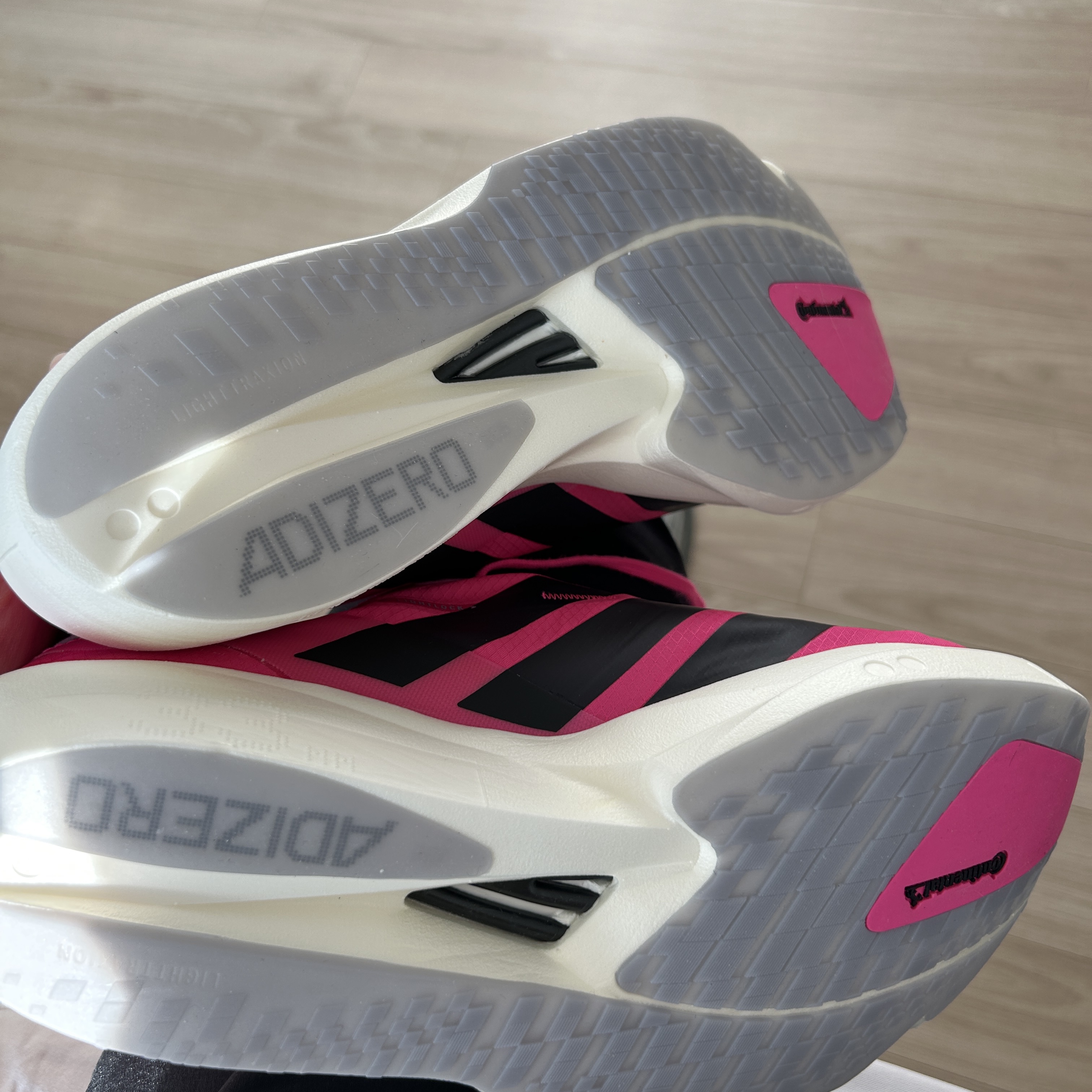 Adidas Adizero Takumi Sen 11 Shock Pink Aurora Black 착용 스타일 - 2