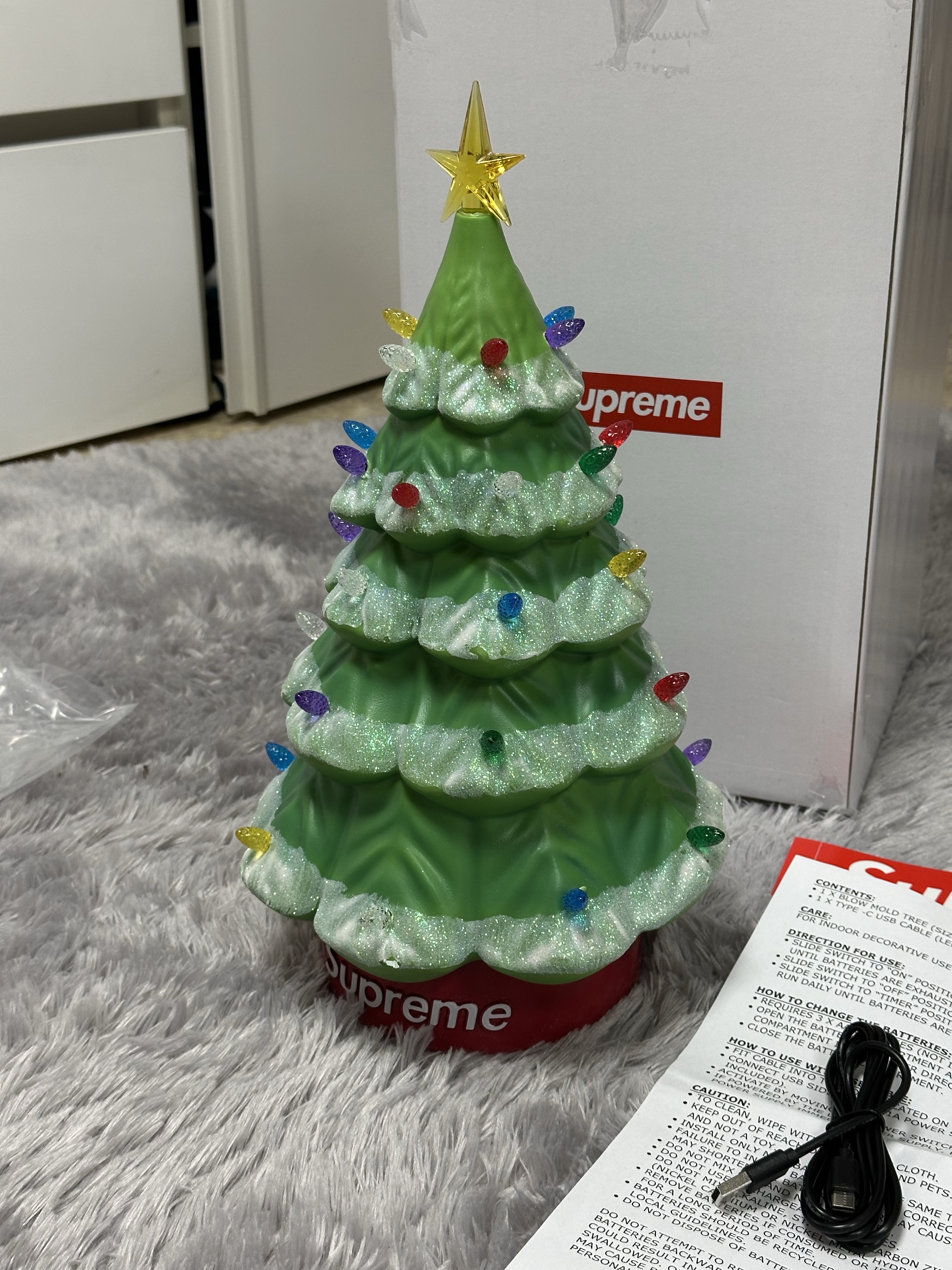 Supreme 15" Holiday Tree Green - 25FW 착용 스타일 - 3