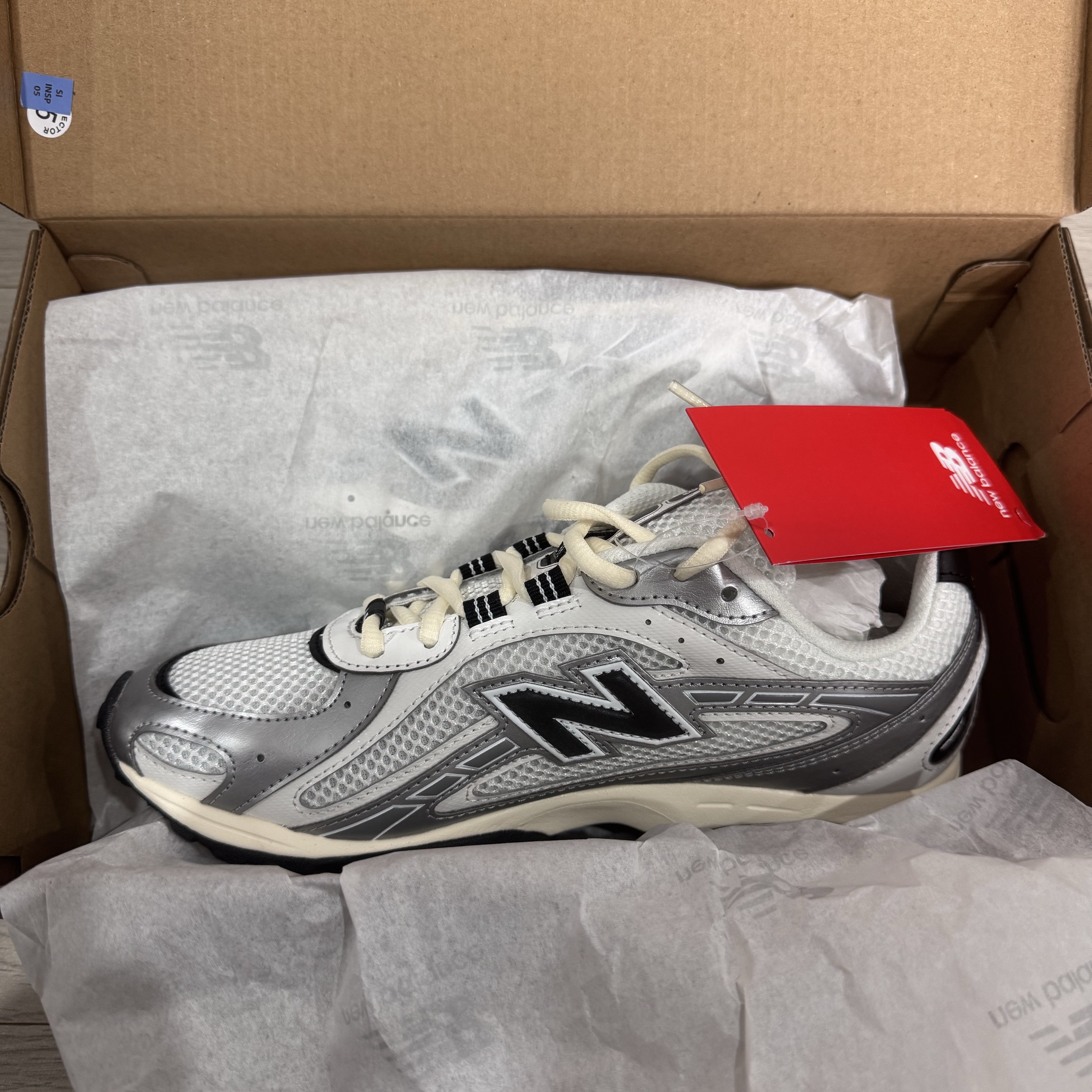 New Balance 204L Silver Metallic Black 착용 스타일 - 3