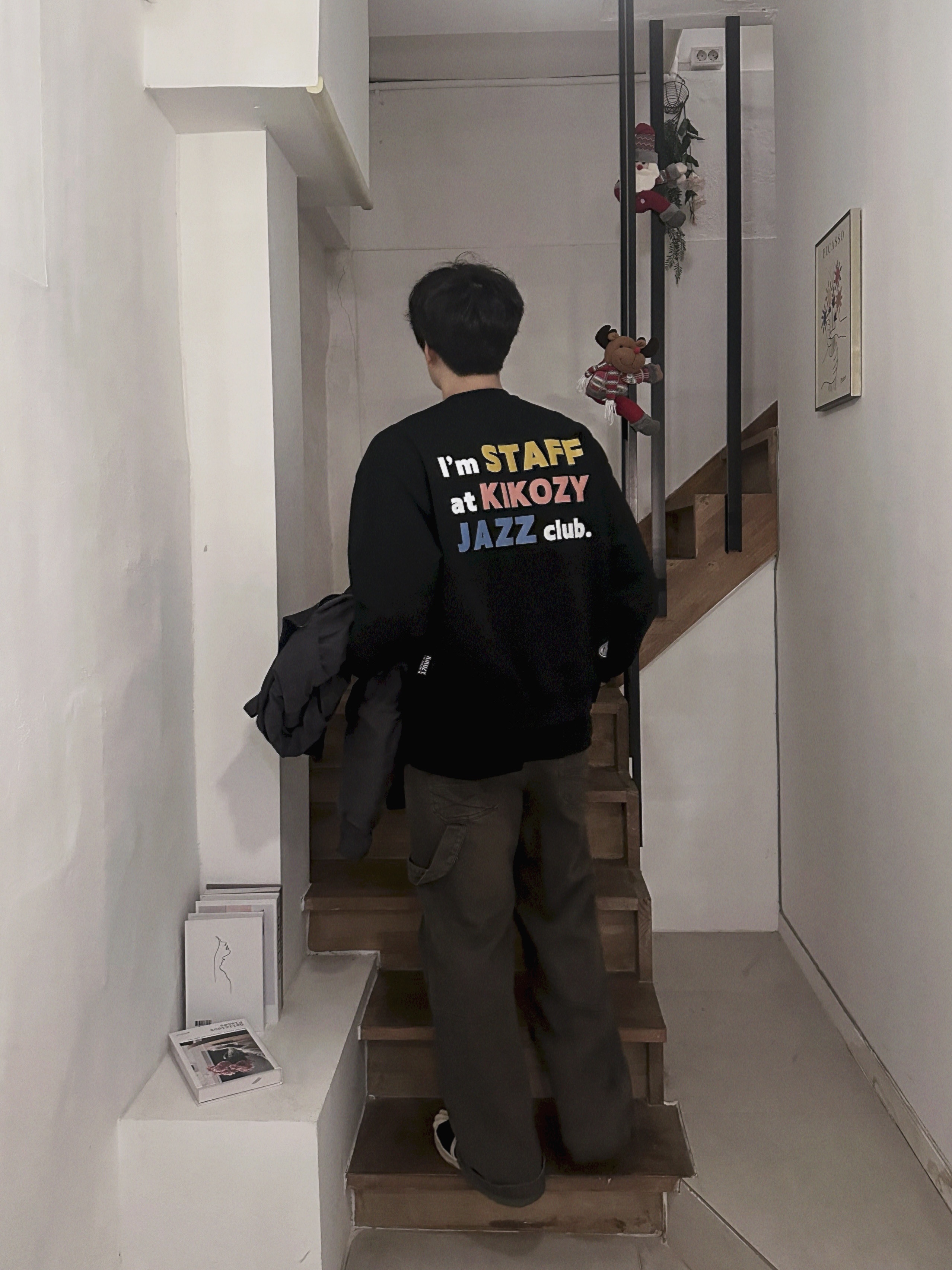 [KREAM 단독] Kikozy Staff Sweatshirt Black, ETCE Base Carpenter Denim Pants Brown 착용 스타일 - 3