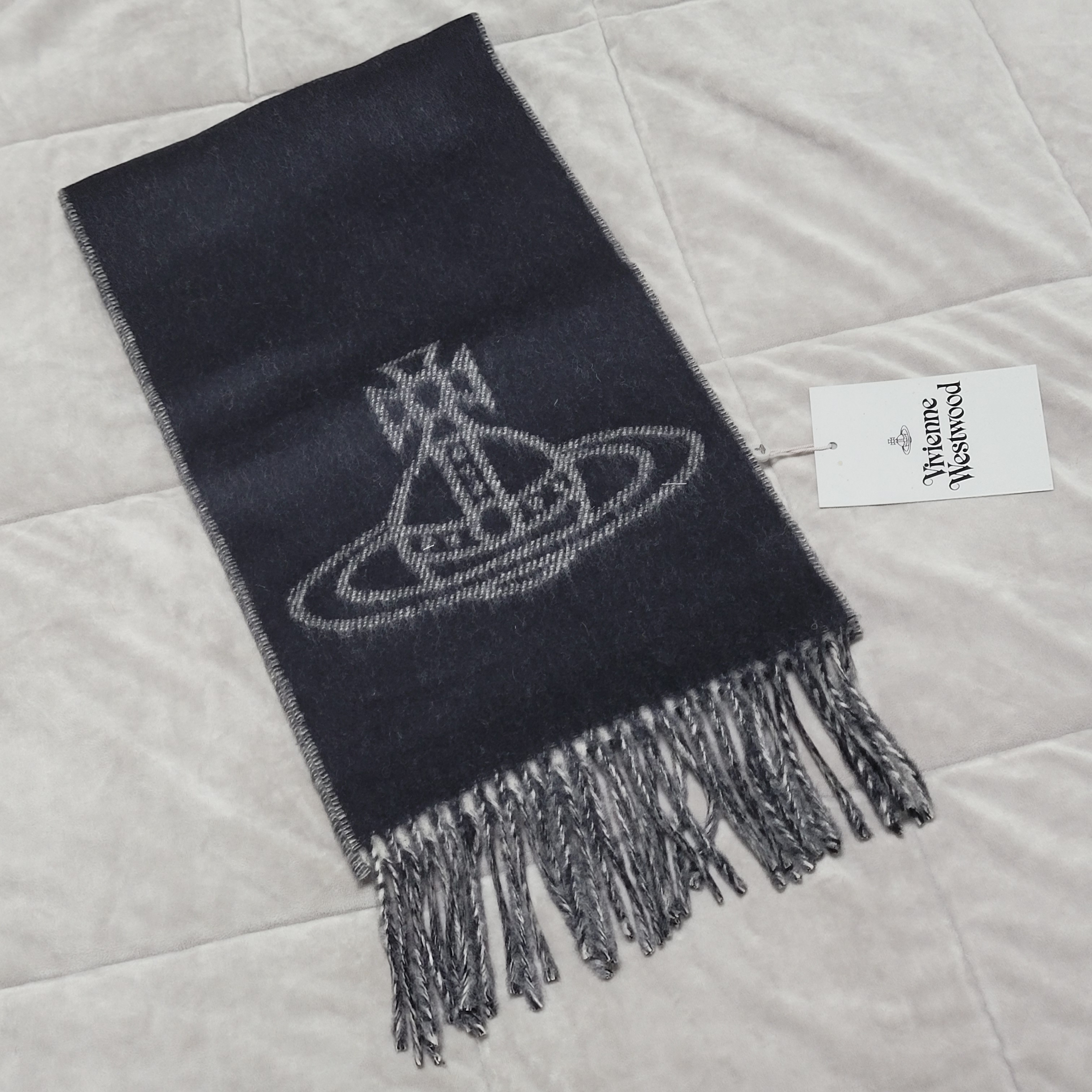 (W) Vivienne Westwood Double Logo Muffler Black 착용 스타일 - 1