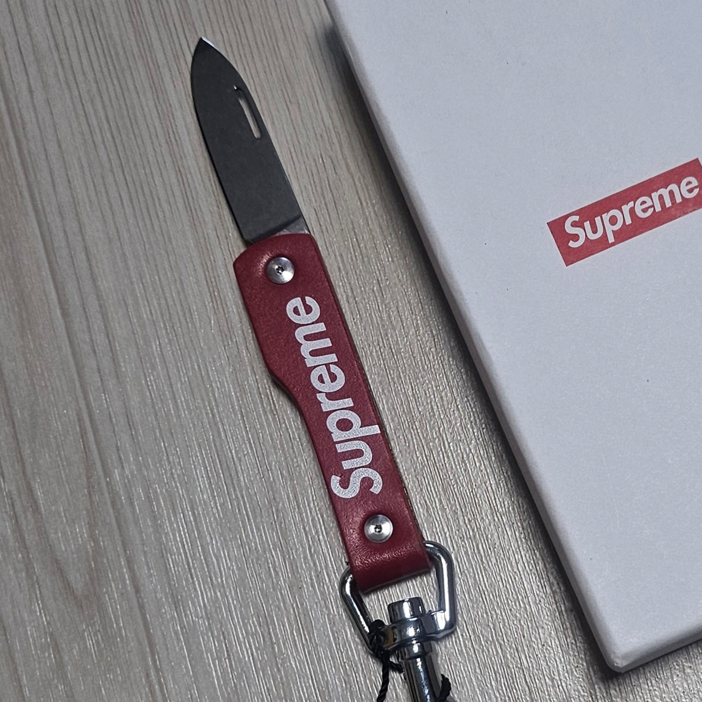 Supreme Leather Clip Knife Red - 25SS 착용 스타일 - 2