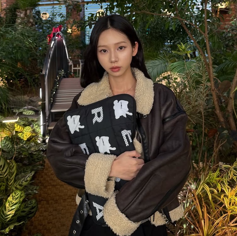 earpearp Letter Pattern Black Laptop Pouch 15 Inch, earpearp Letter Pattern Black iPad Pouch 13 Inch 착용 스타일