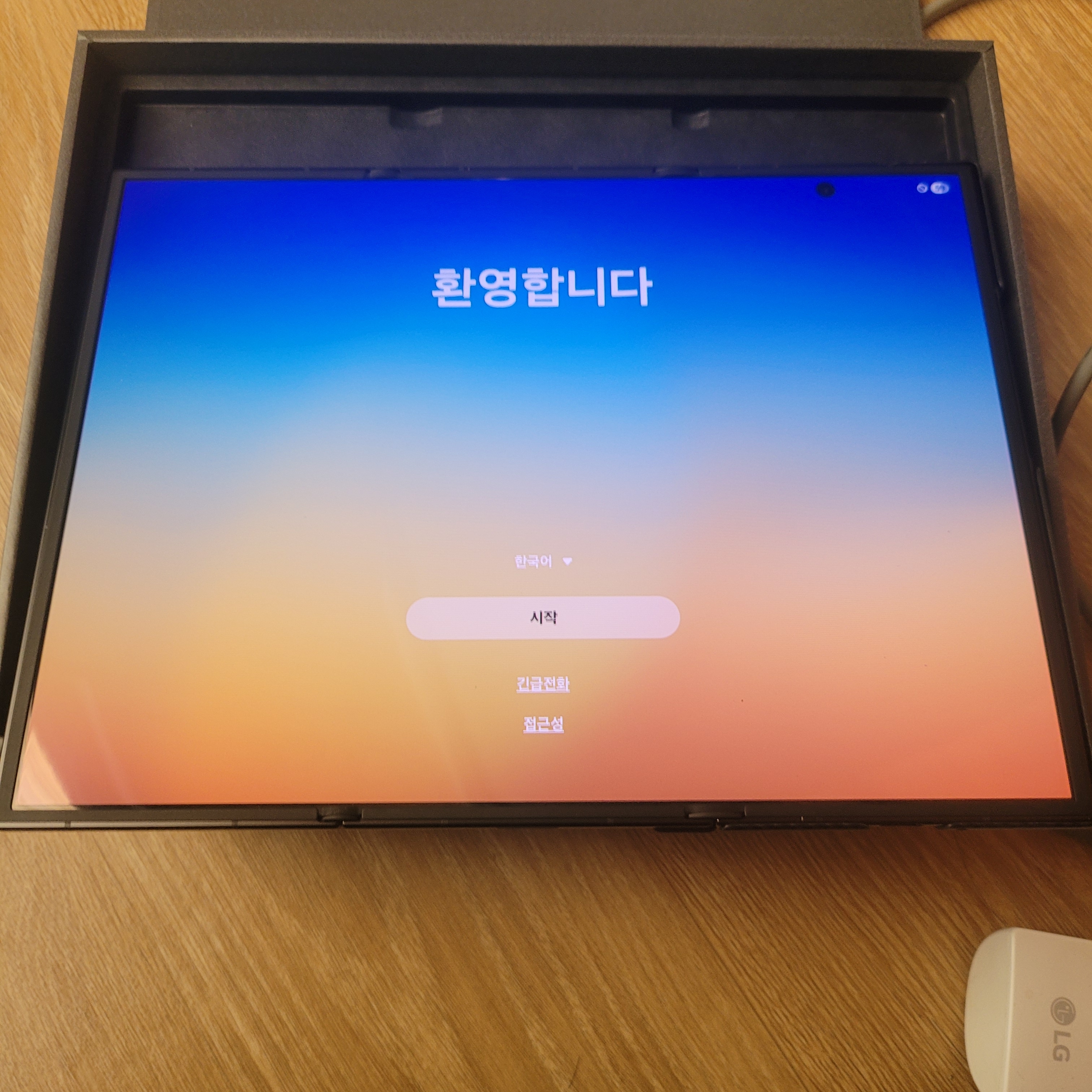 Samsung Galaxy Z Trifold 512GB Crafted Black (Korean Ver.) 착용 스타일 - 2
