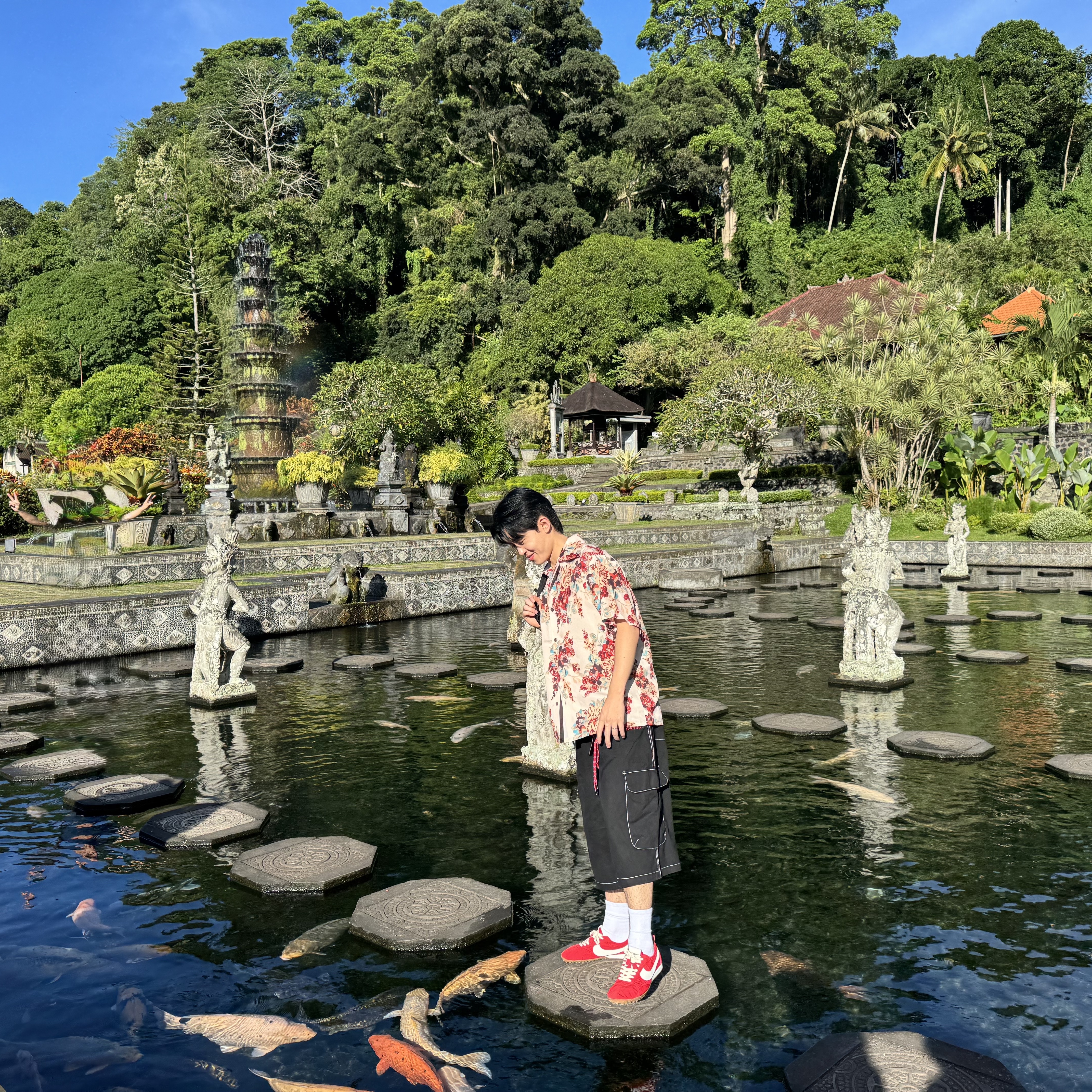Kapital Silk Rayon Champagne Maria Pattern Wrangle Collar Aloha Shirt Kinari, Nike x Jacquemus Moon Shoe SP University Red and Bicycle Yellow 착용 스타일