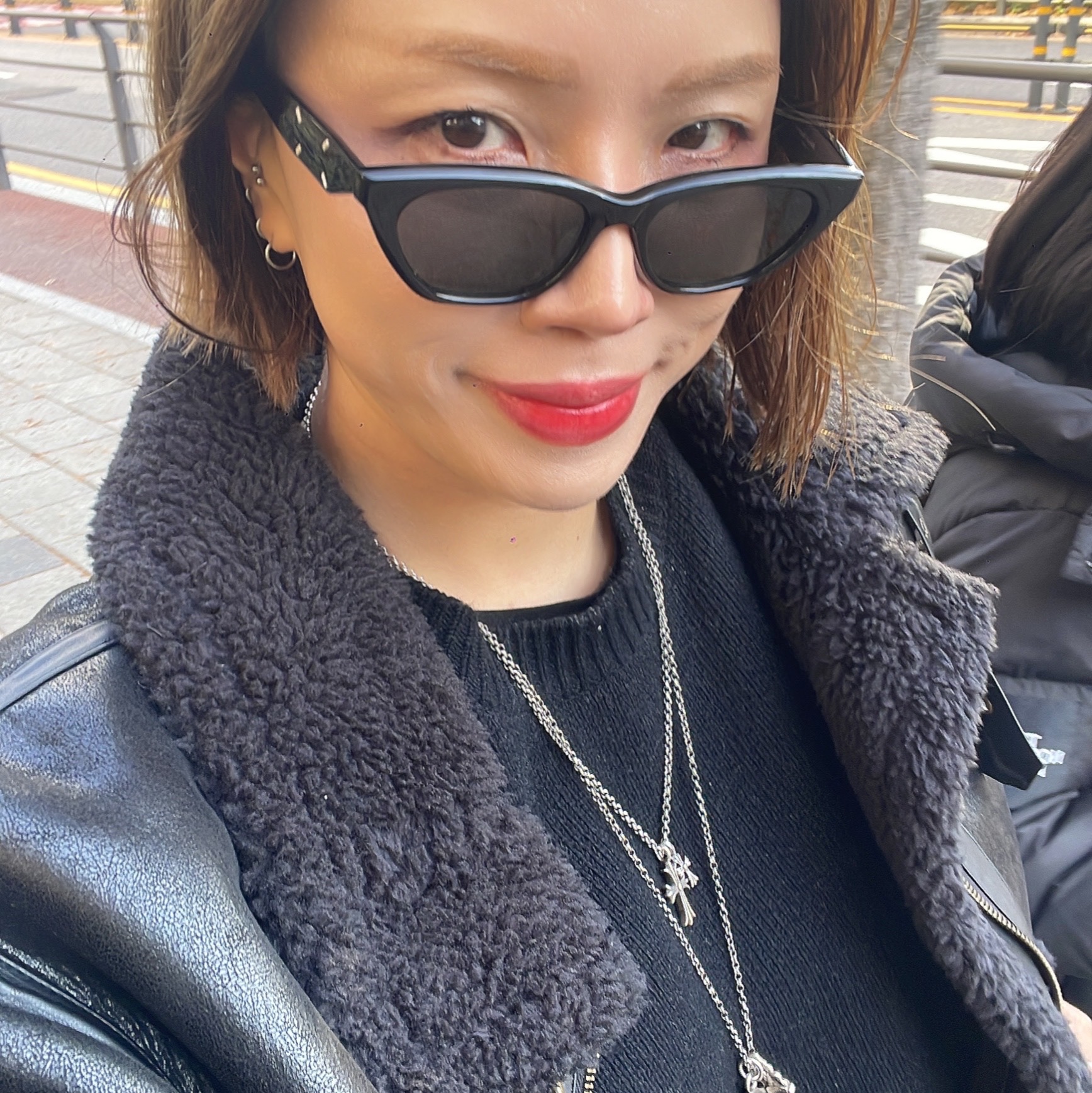 Gentle Monster x Maison Margiela MM208 Black Gray 착용 스타일 - 2