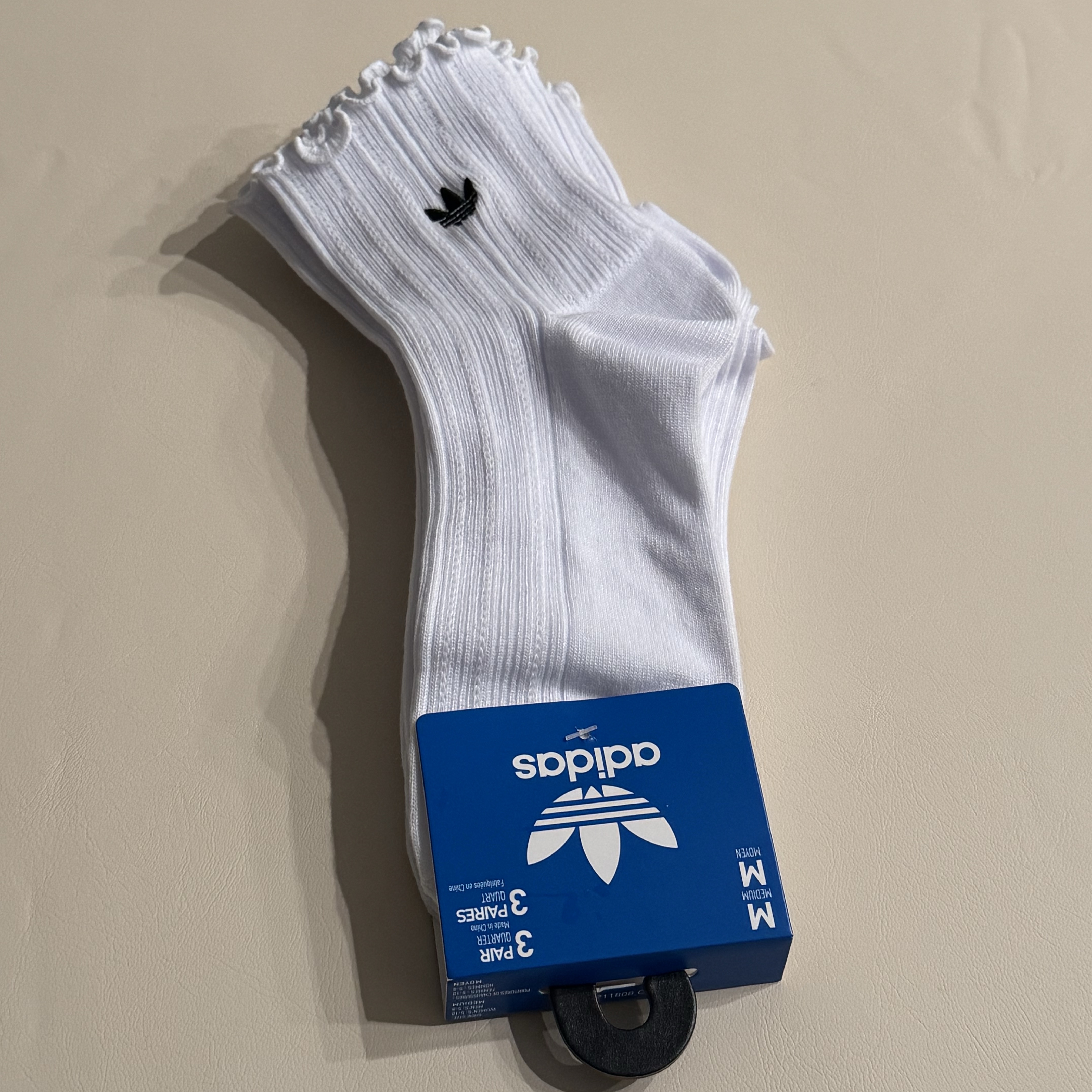 (W) Adidas Semisheer Ruffle Crew Socks White Black (2 Pack) 착용 스타일