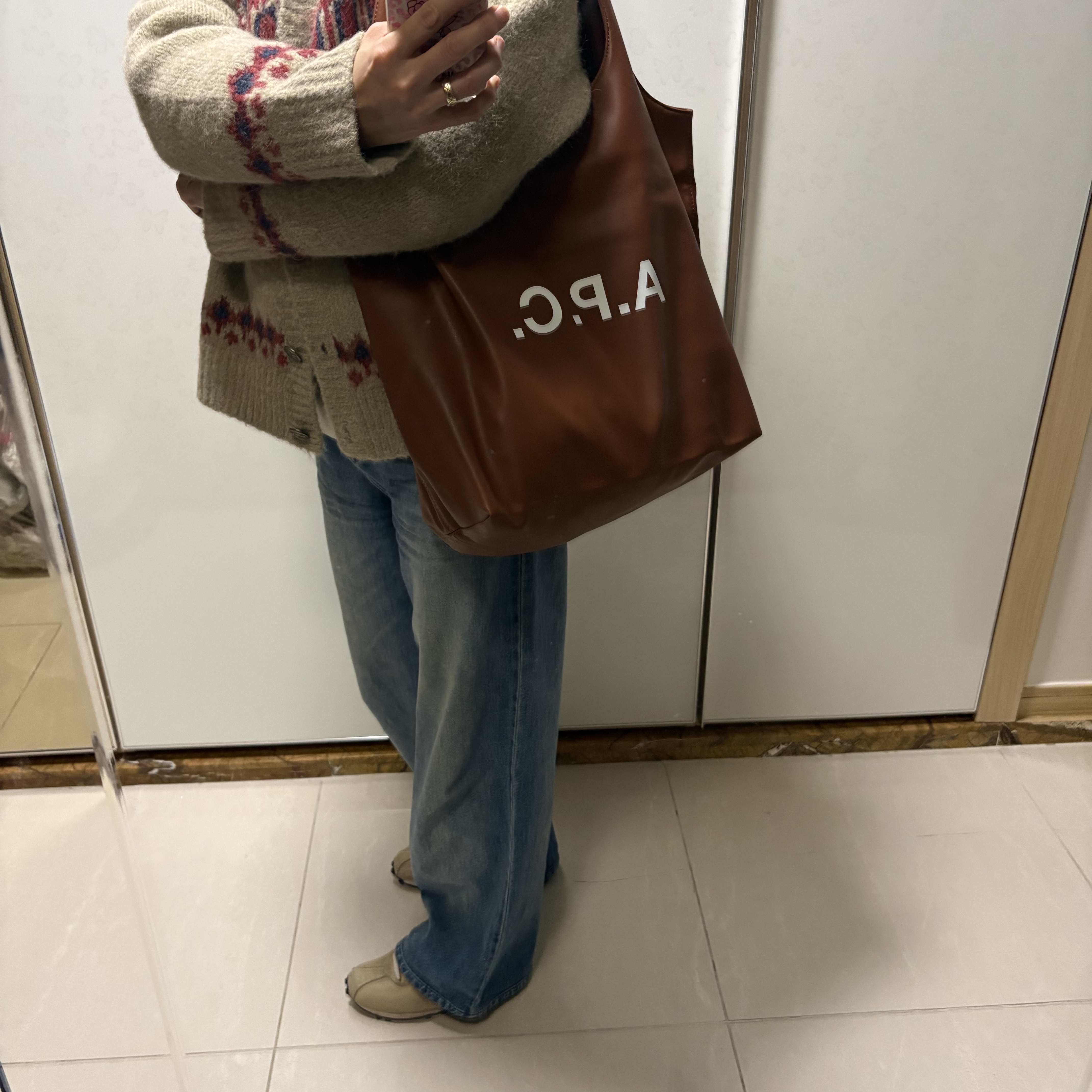 A.P.C. Ninon Tote Bag Nut Brown 착용 스타일