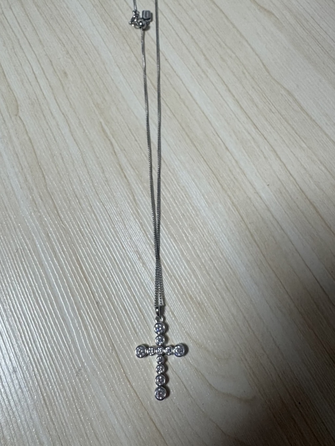 NUMBERING #3729 Round Brilliant Gradient Cross Necklace White 착용 스타일
