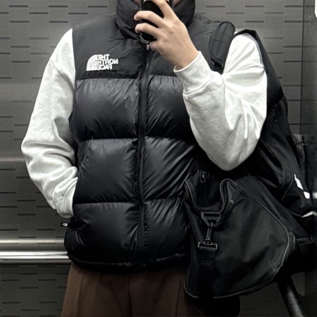 The North Face Nuptse On Ball Vest Black 착용 스타일