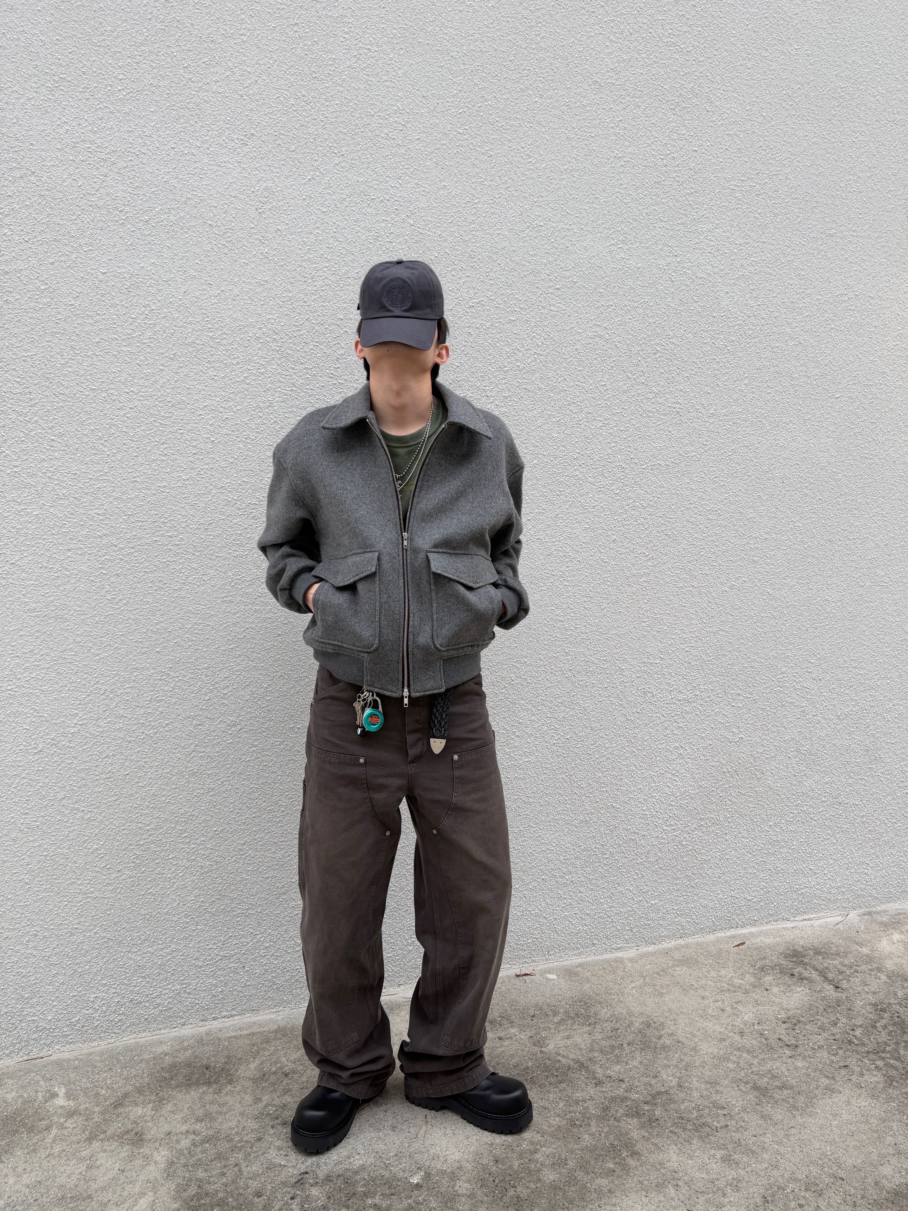 Farfromwhat Far Aged Brown Carpenter Pants, Farfromwhat Far Crest Emblem Cap_Charcoal 착용 스타일 - 1