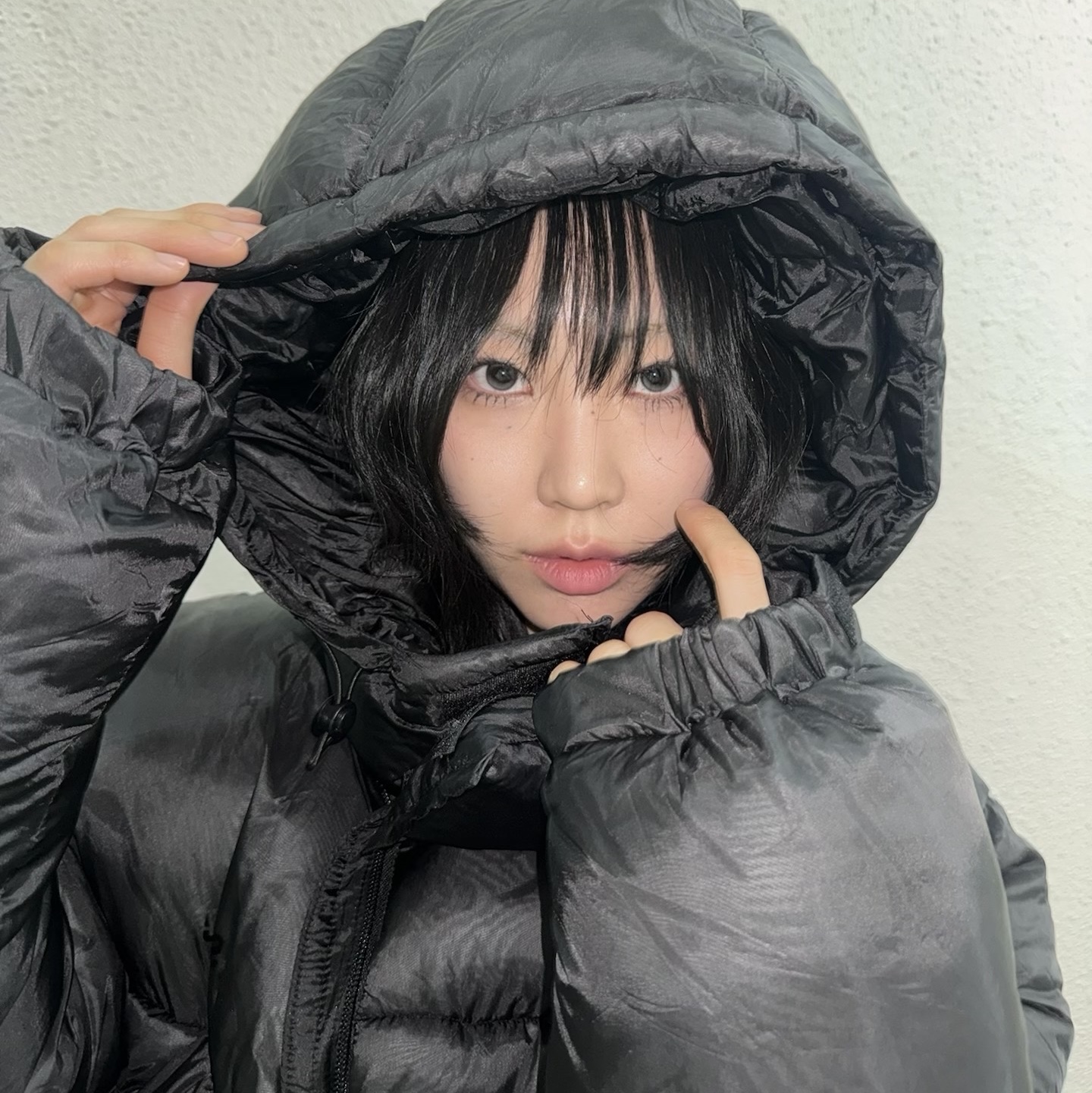 Suade Short Puffer Jacket Black 착용 스타일 - 1