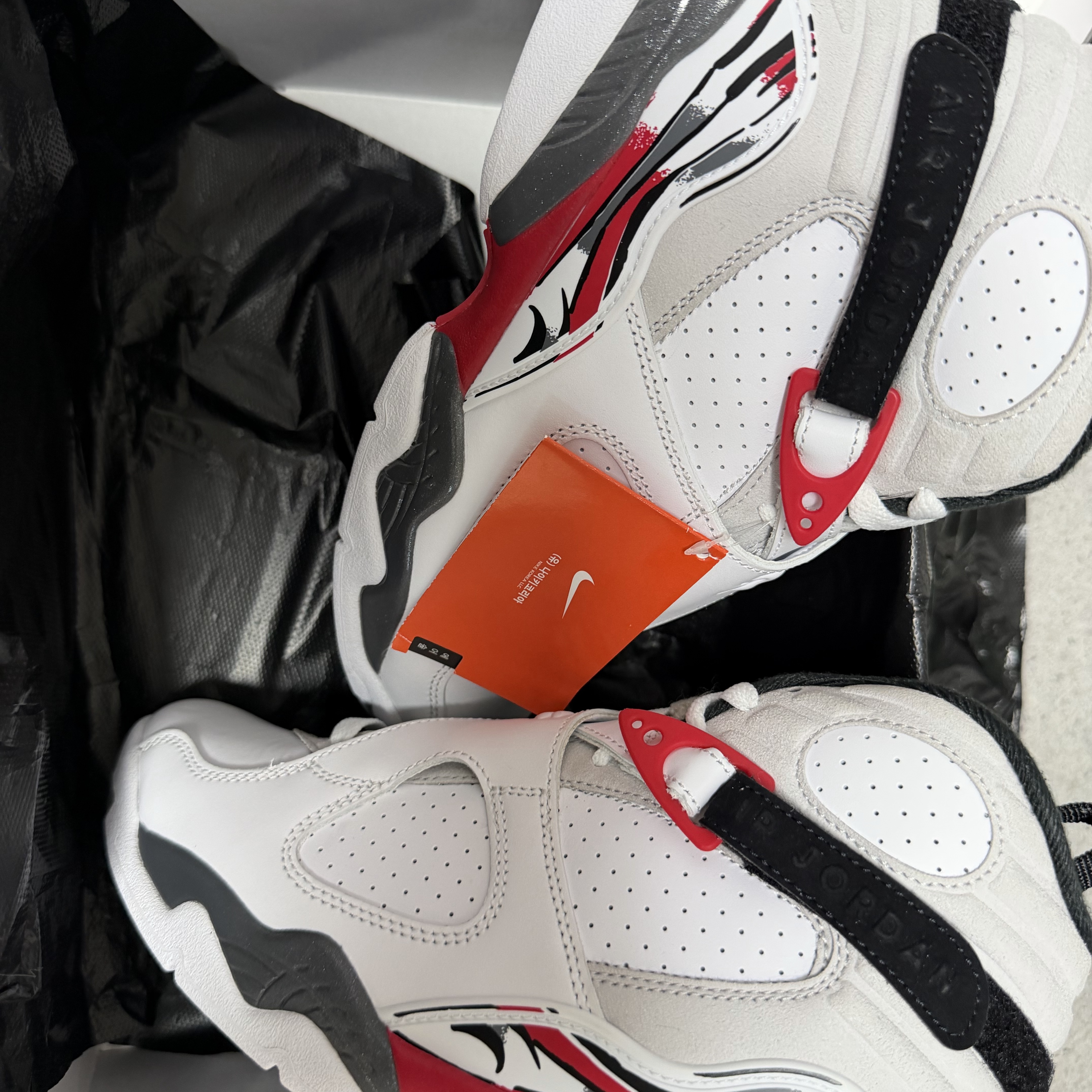 Jordan 8 Retro Bugs Bunny 2025 착용 스타일 - 3