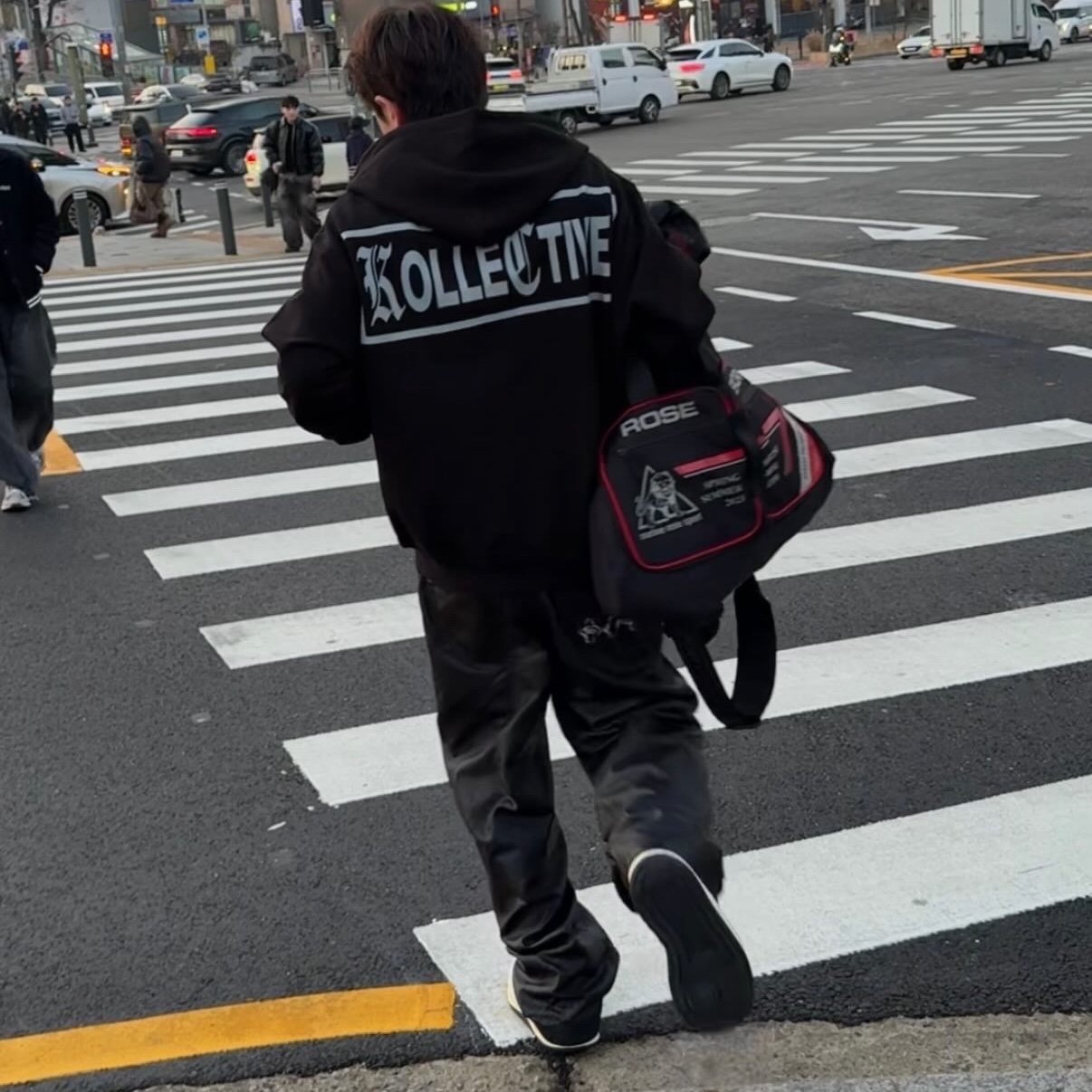 KOLLECTIVE LOGO ZIP UP HOODIE BLACK 착용 스타일 - 1