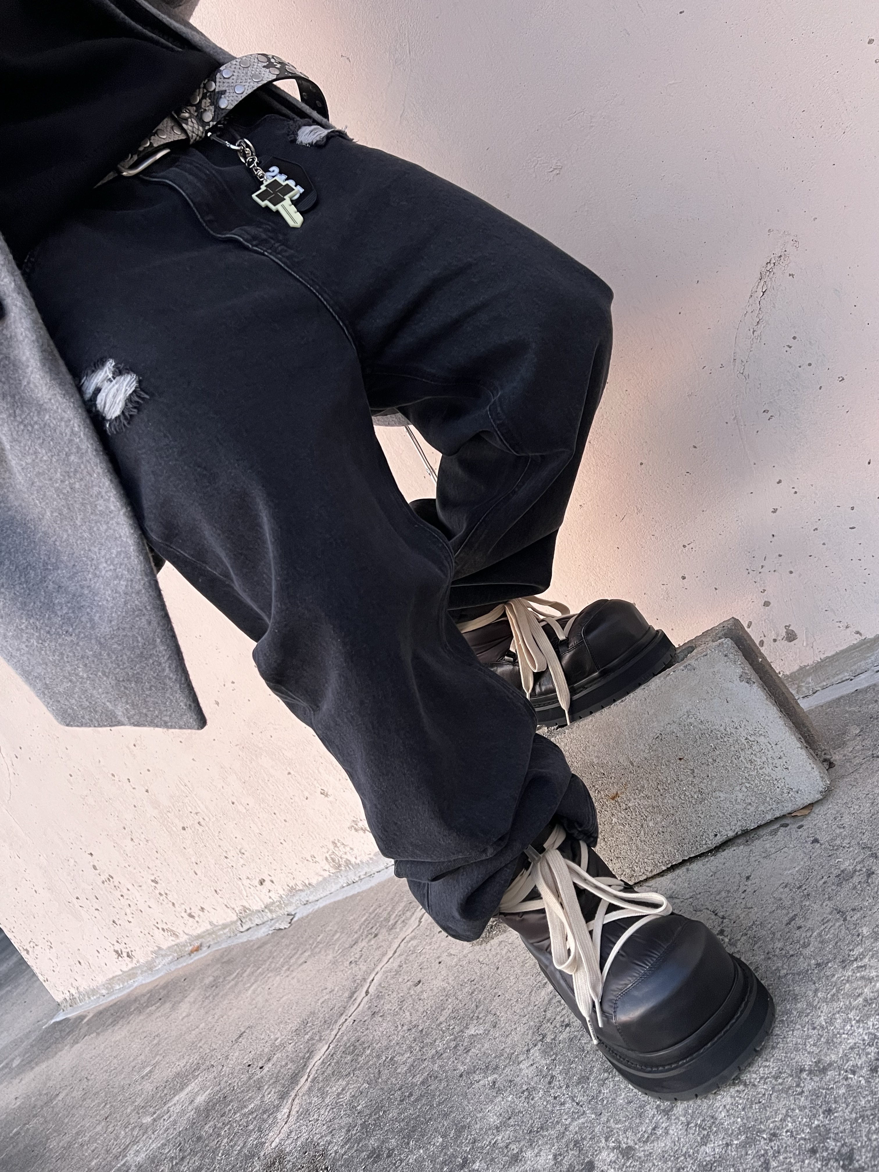 Farfromwhat Far Pin Button & Safety Pin 착용 스타일 - 5