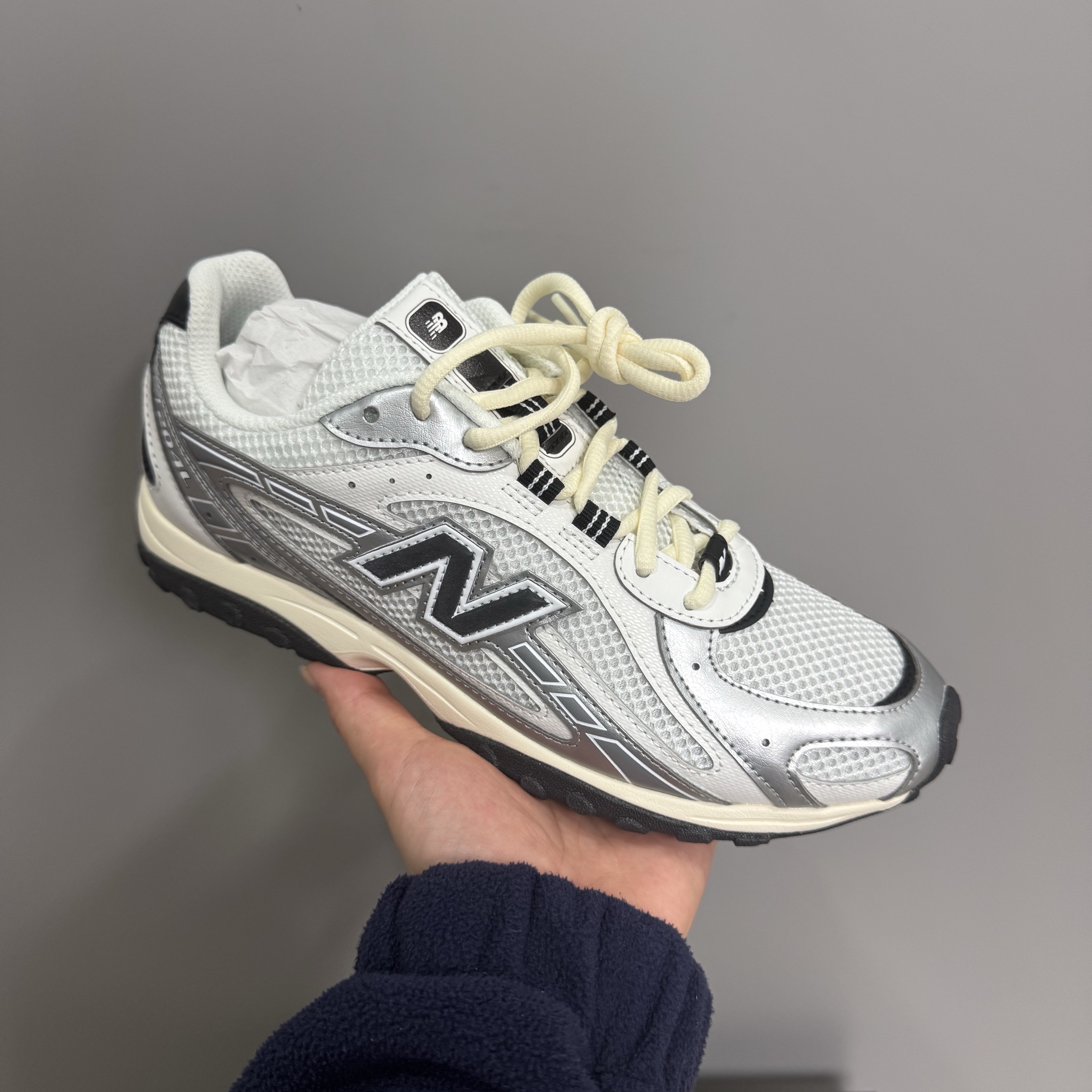 New Balance 204L Silver Metallic Black 착용 스타일 - 2