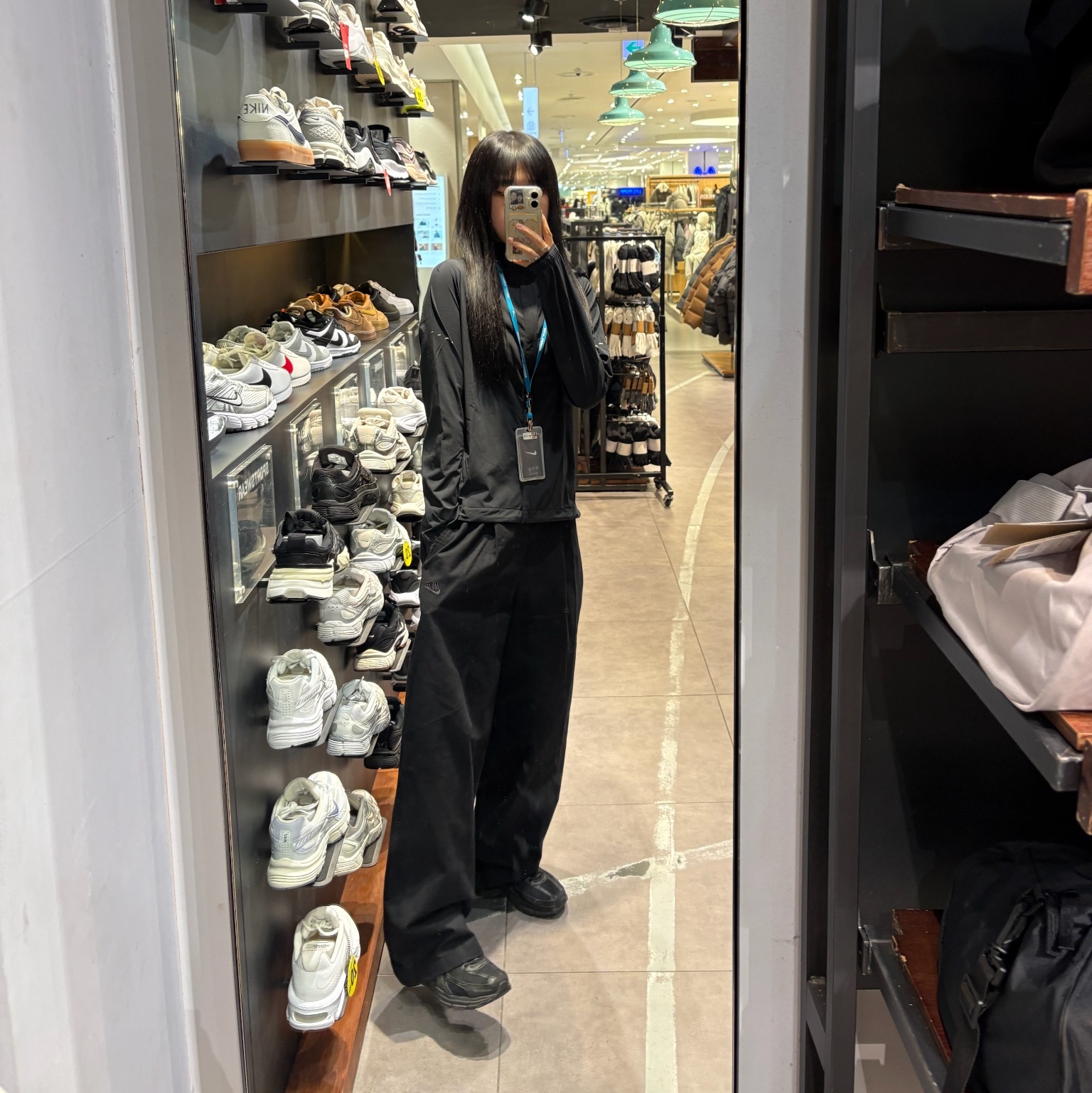 (W) Nike Swift Repel Packable Running Jacket Black - Asia, Nike NSW Club Heavyweight Balloon Trousers Black - Asia 착용 스타일 - 2