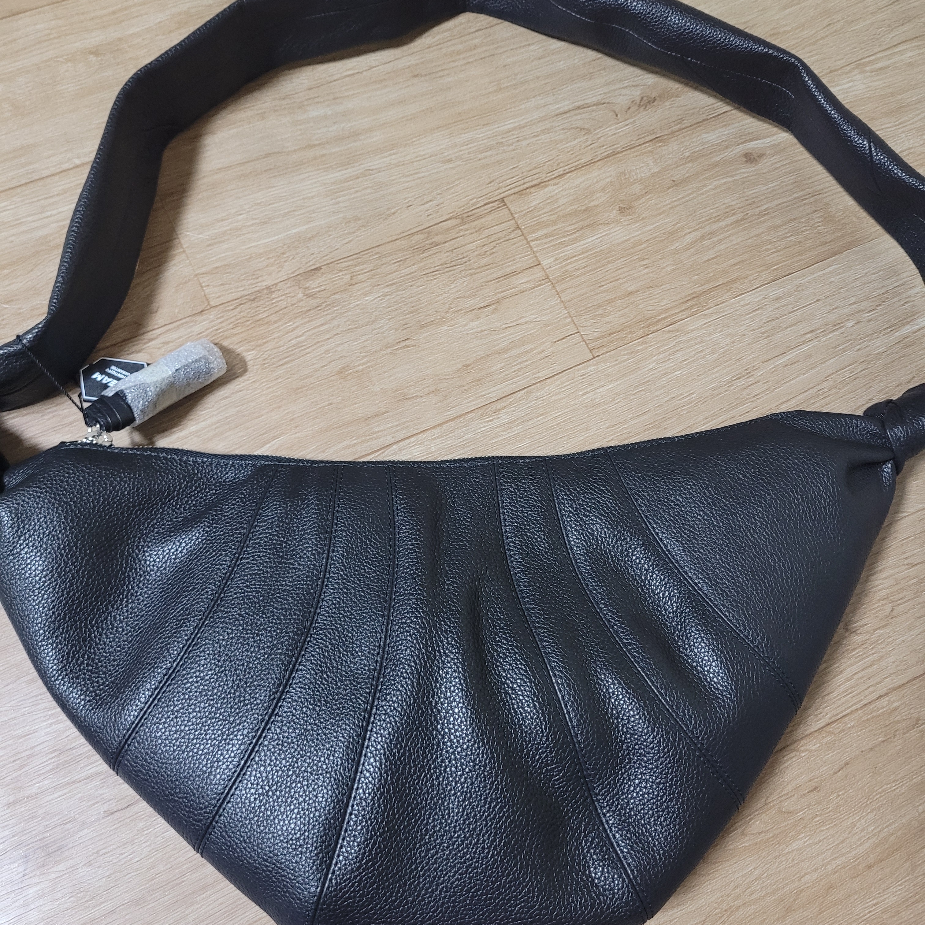 Lemaire Medium Croissant Bag Soft Grained Leather BLACK 착용 스타일