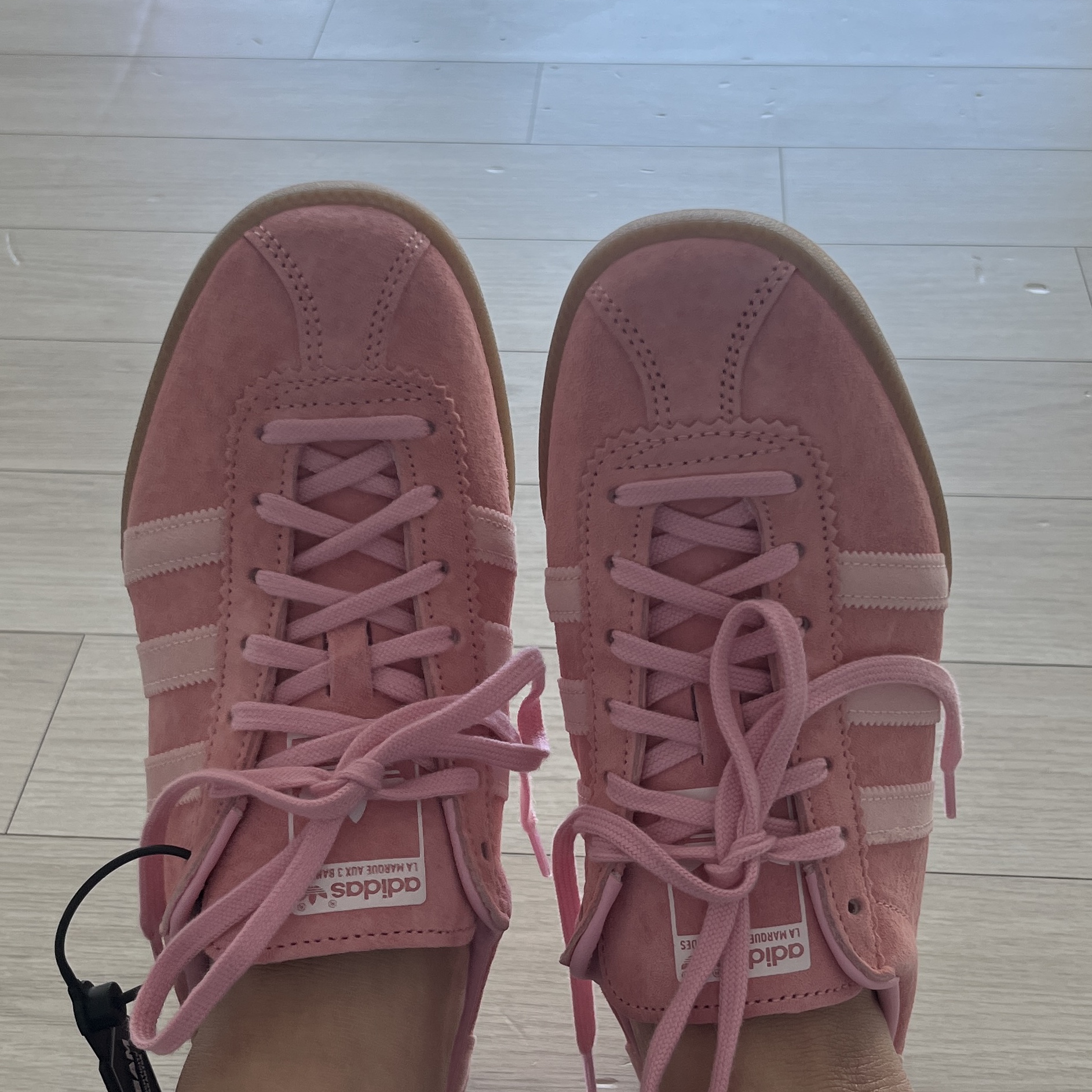Adidas Bermuda Glow Pink 착용 스타일
