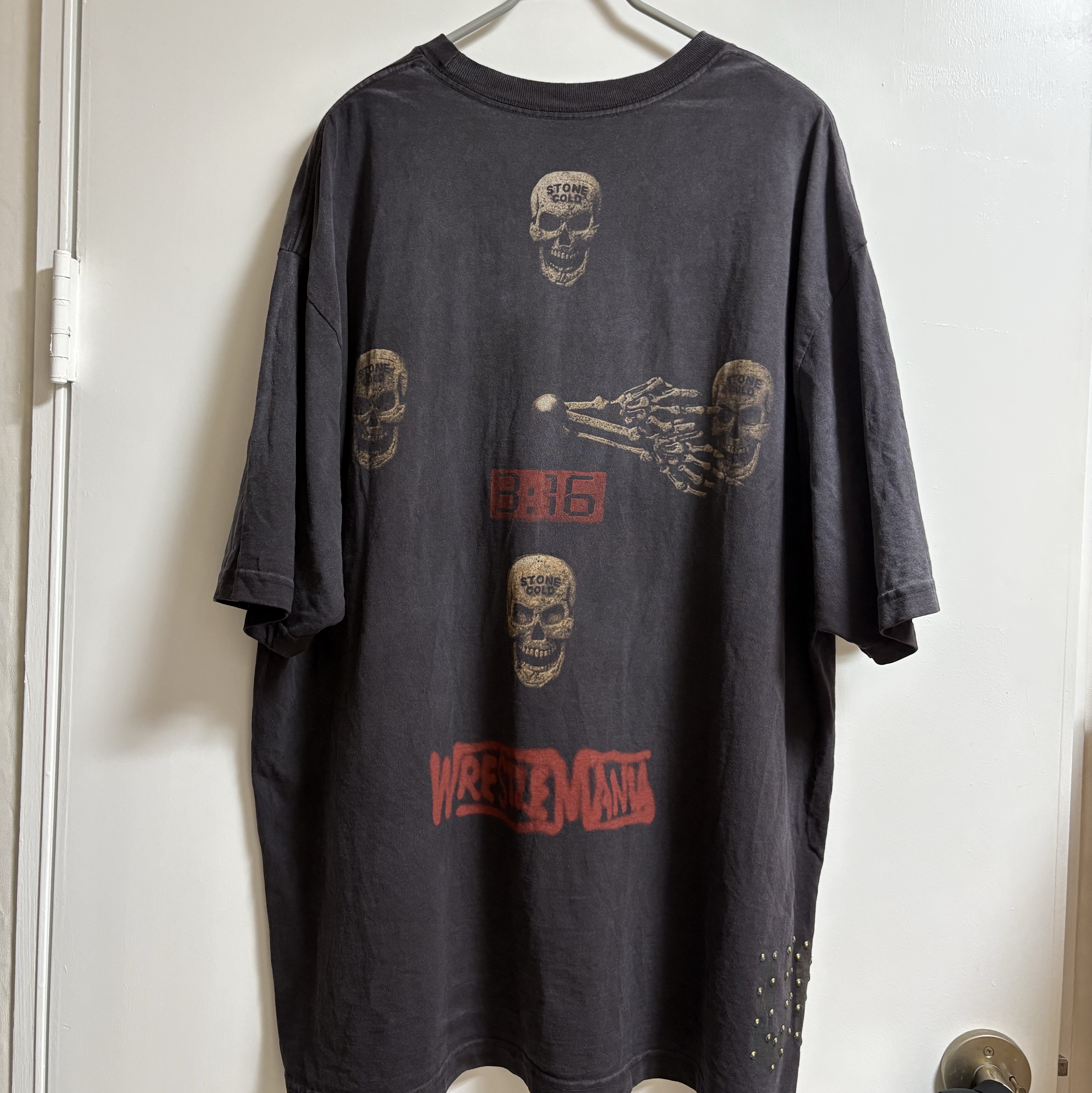 Travis Scott Cactus Jack x WWE No Bystanders T-Shirt Stone Cold Steve Austin Dusty Grey 착용 스타일