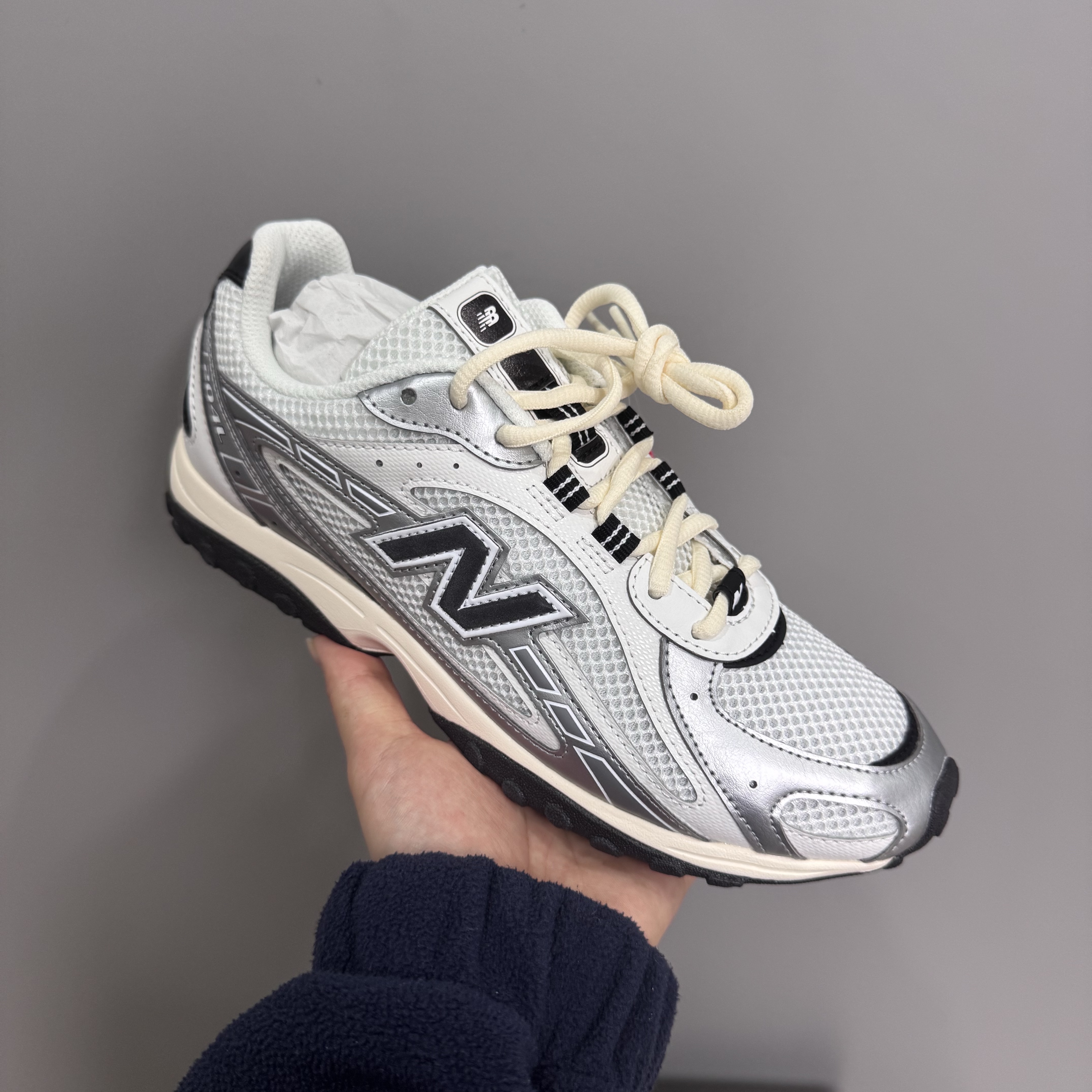New Balance 204L Silver Metallic Black 착용 스타일 - 1