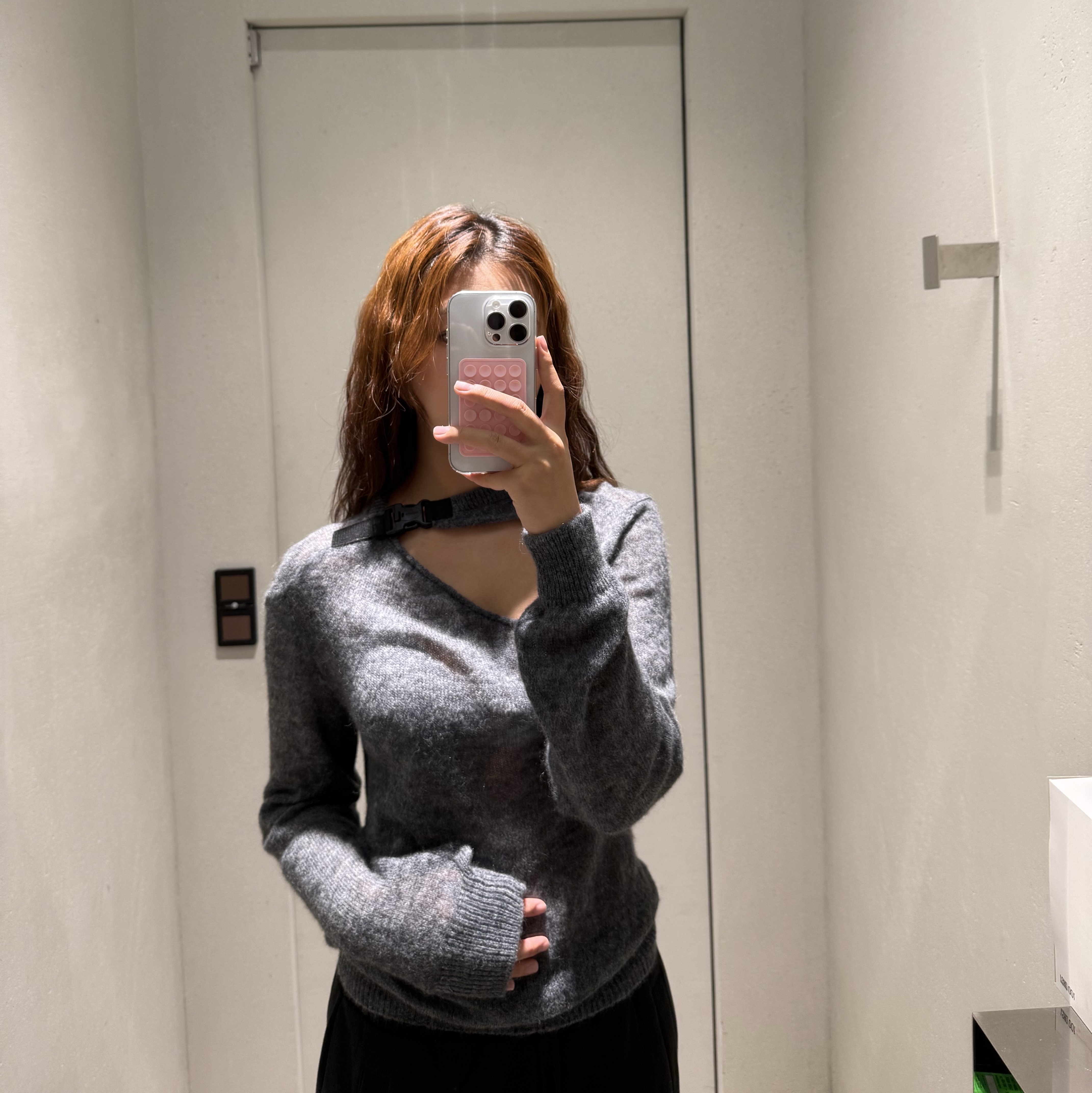 Coperni Women Buckle Cut Out Sweater Grey - 25FW 착용 스타일 - 2