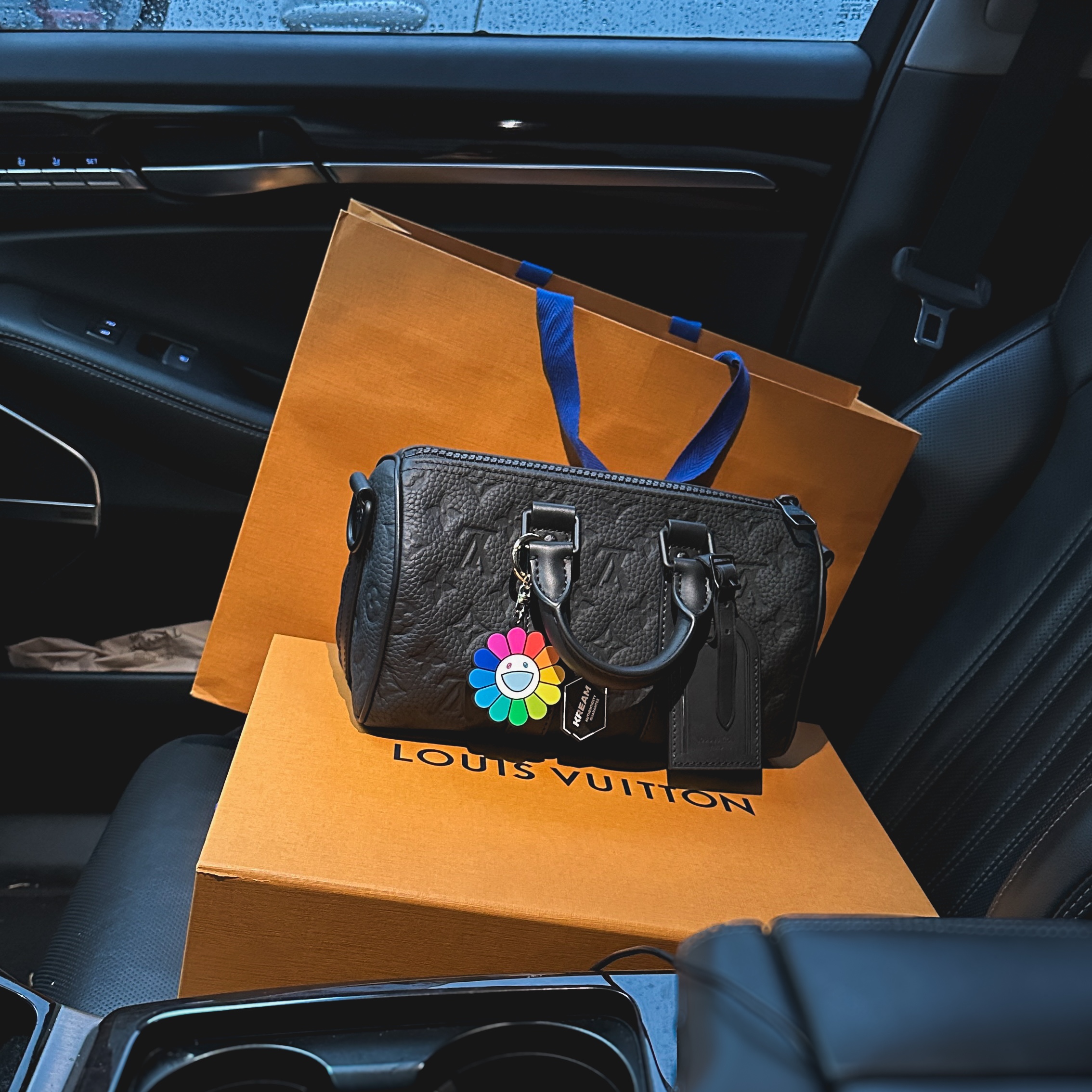 Kaikai Kiki Flower Rubber Keyring Rainbow White, Louis Vuitton Keepall Bandouliere 25 Taurillon Monogram Black 착용 스타일 - 1