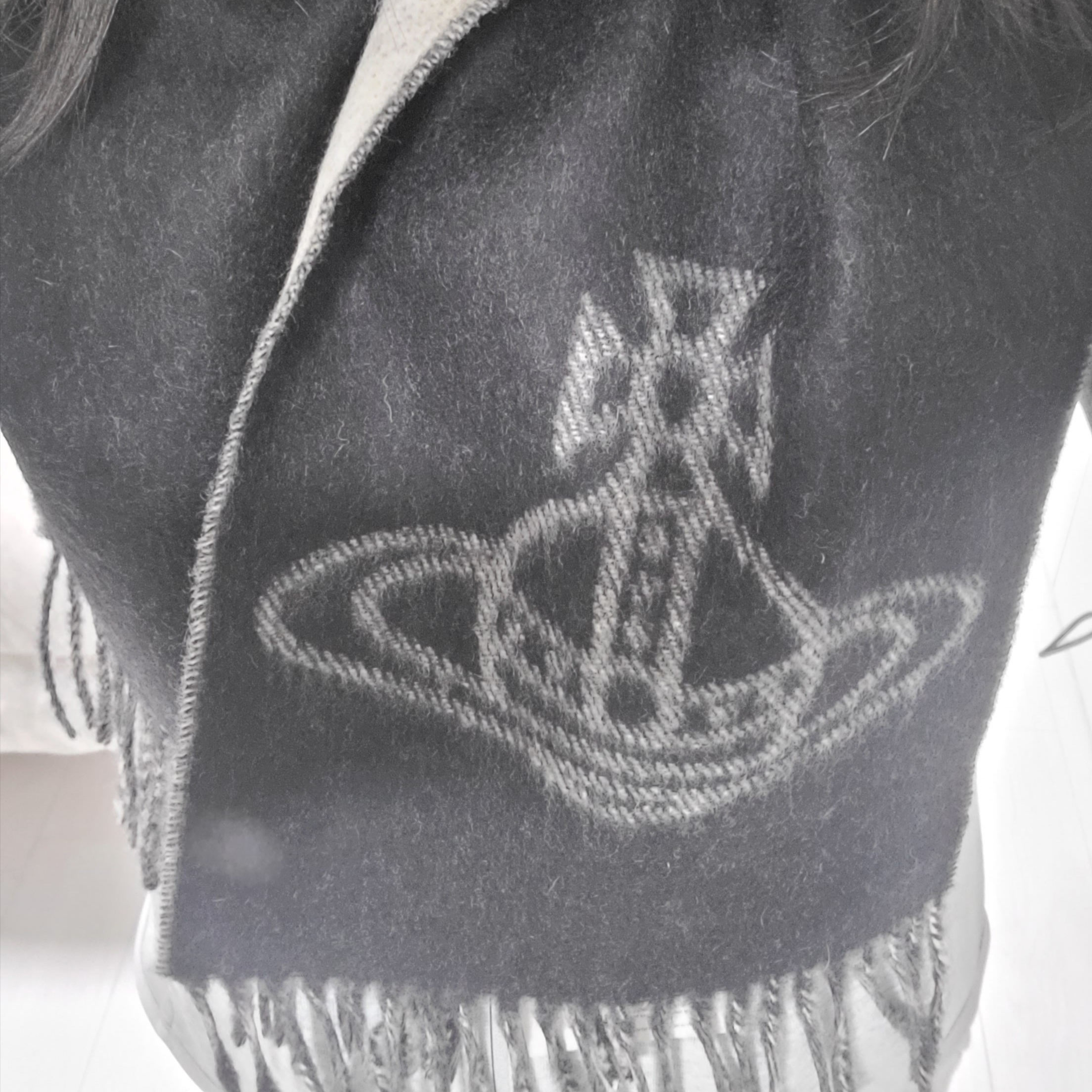 (W) Vivienne Westwood Double Logo Muffler Black 착용 스타일 - 3