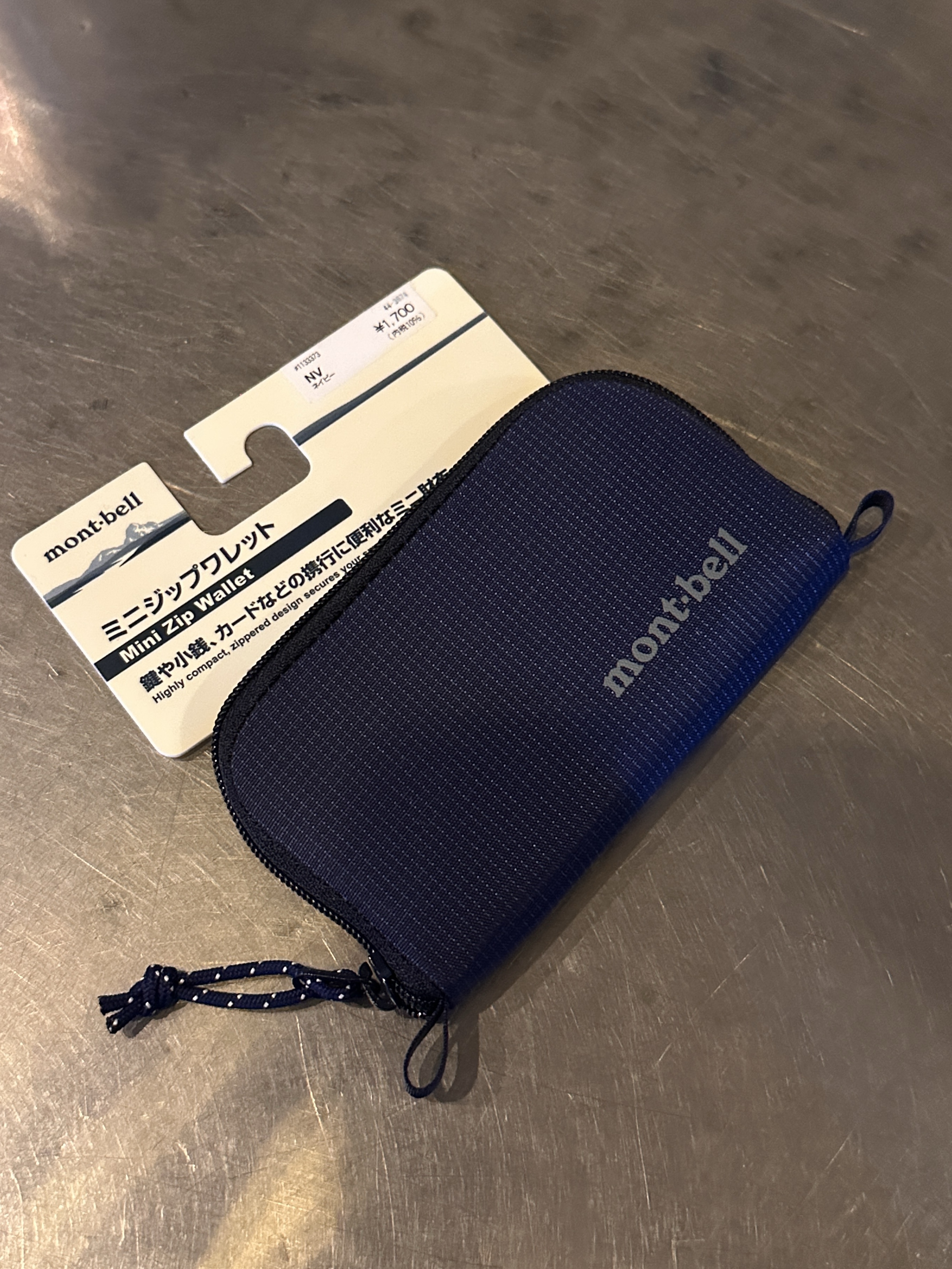 Montbell Mini Zip Wallet Navy 착용 스타일 - 2