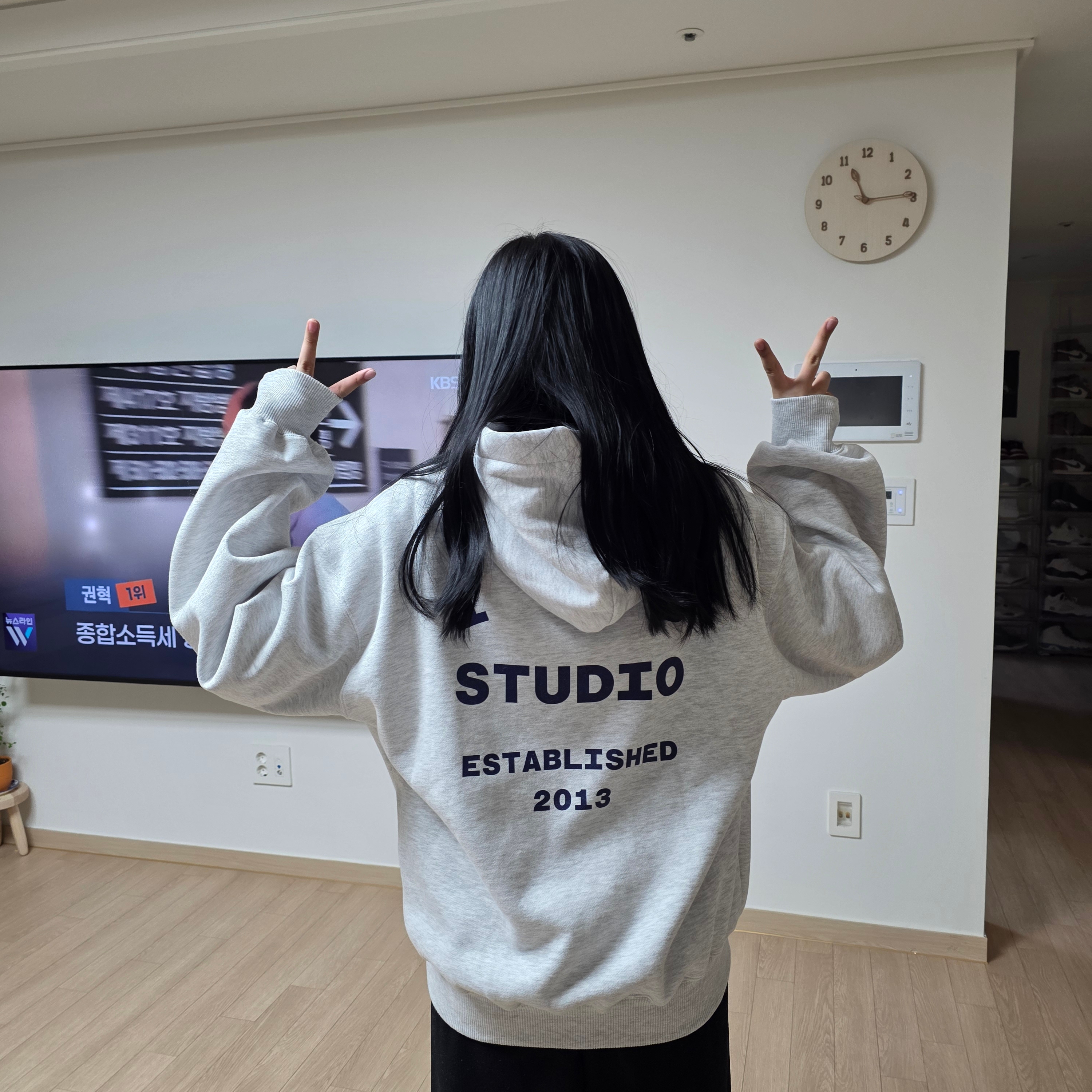 IAB Studio 25 Hoodie Light Gray Navy 착용 스타일