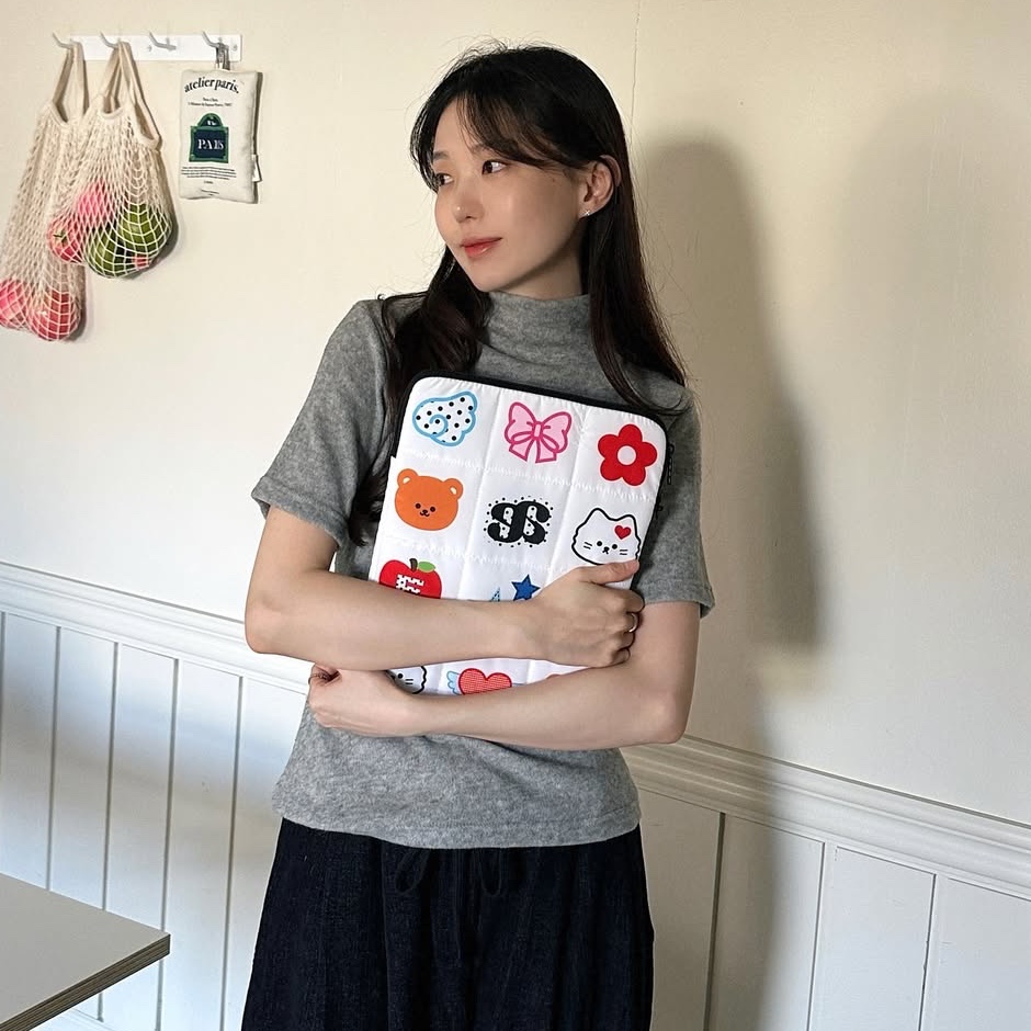 earpearp Kitsch Retro White iPad Pouch 11 Inch, earpearp Kitsch Retro White iPad Pouch 13 Inch 착용 스타일