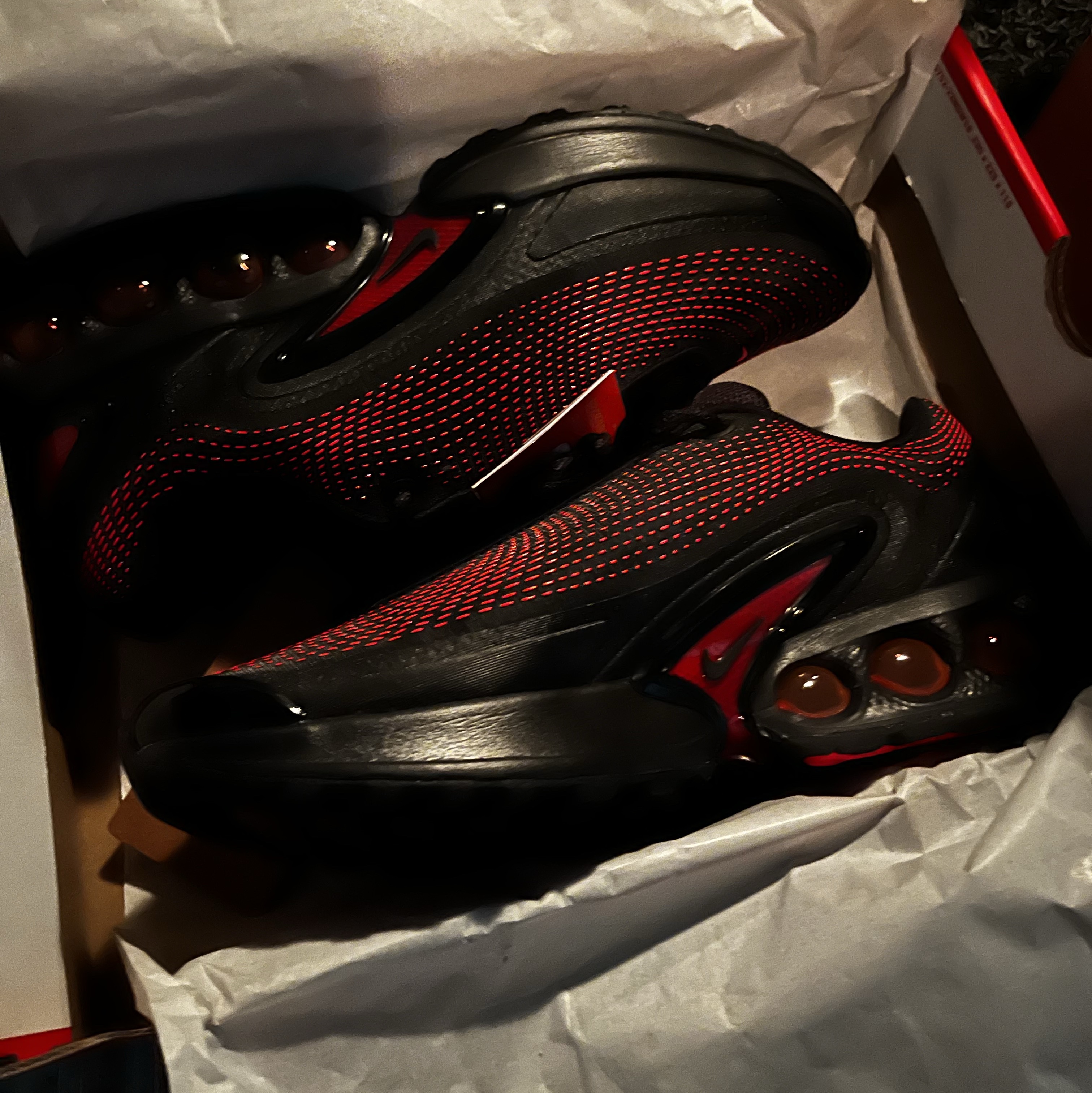 Nike Air Max Dn Essential Black Bright Crimson 착용 스타일 - 1