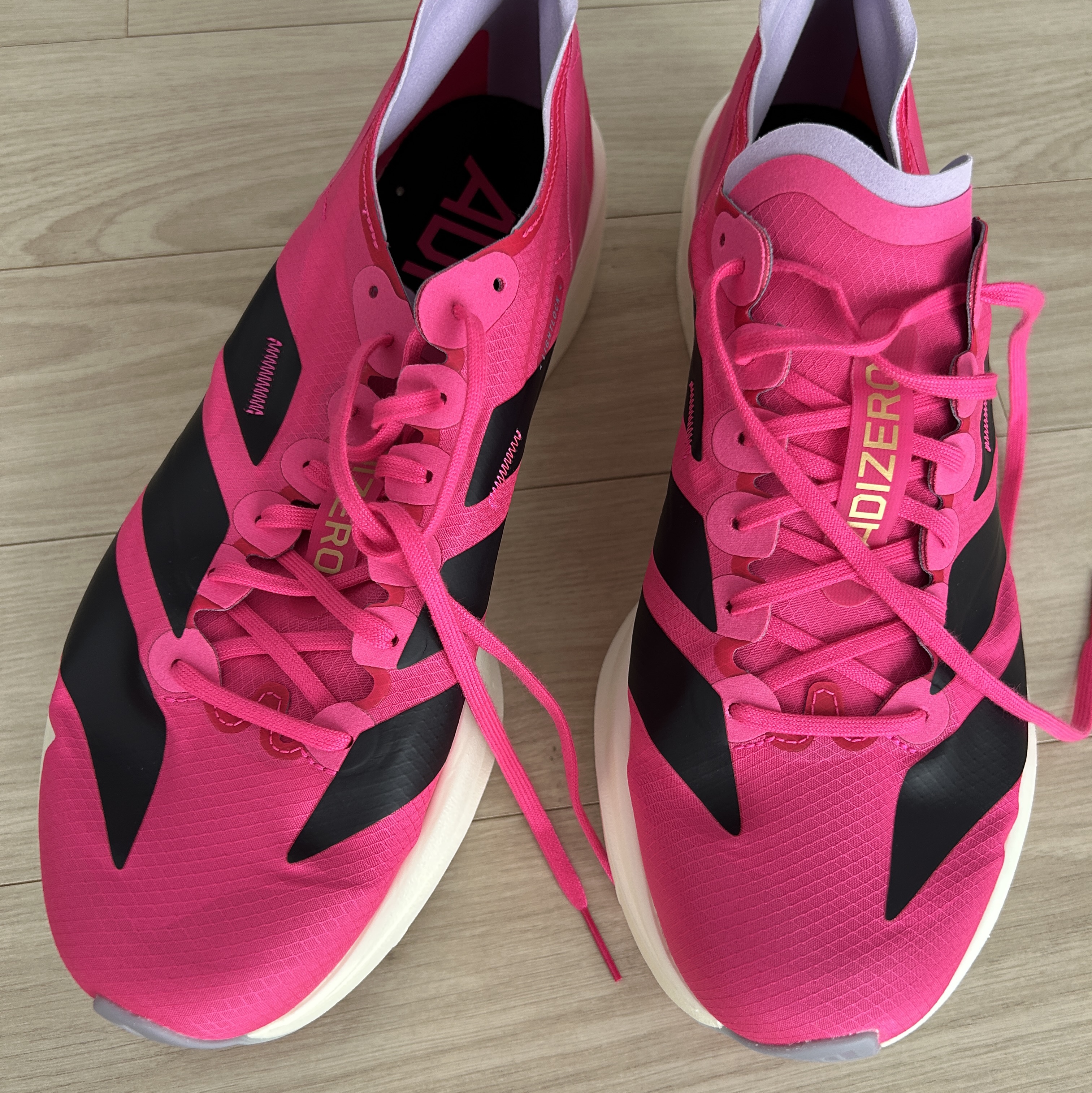 Adidas Adizero Takumi Sen 11 Shock Pink Aurora Black 착용 스타일 - 1
