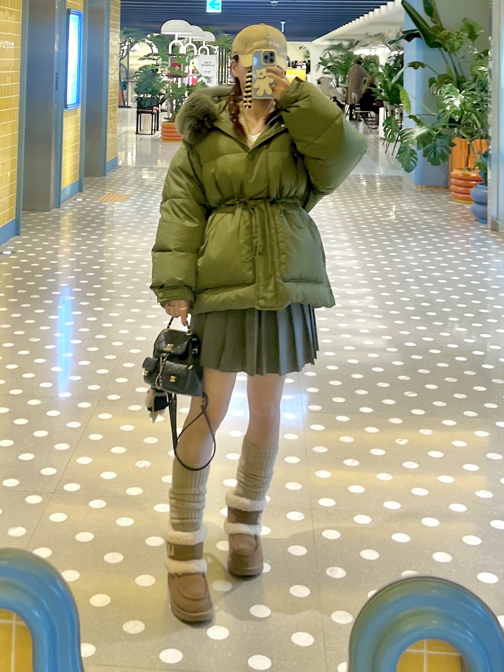 (W) UGG Ultra Mini UGG Fluff Chestnut 착용 스타일 - 1