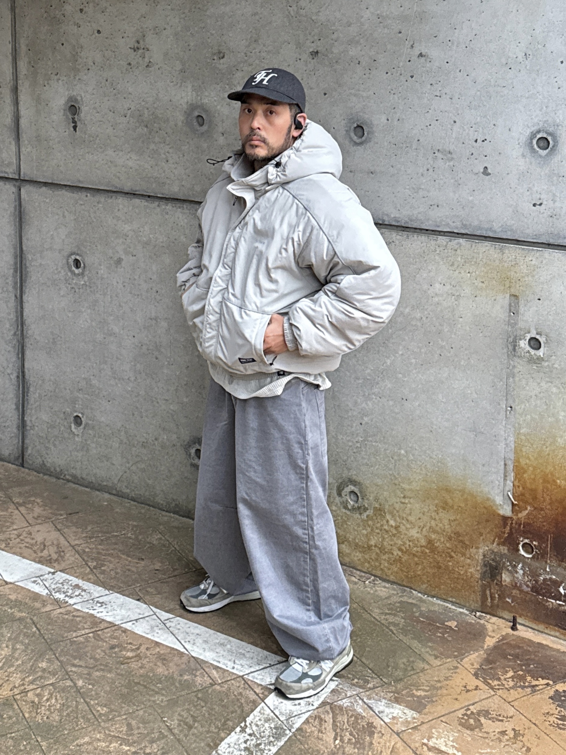 New Balance 992 Made in USA Core Grey Silver Metallic 착용 스타일 - 1