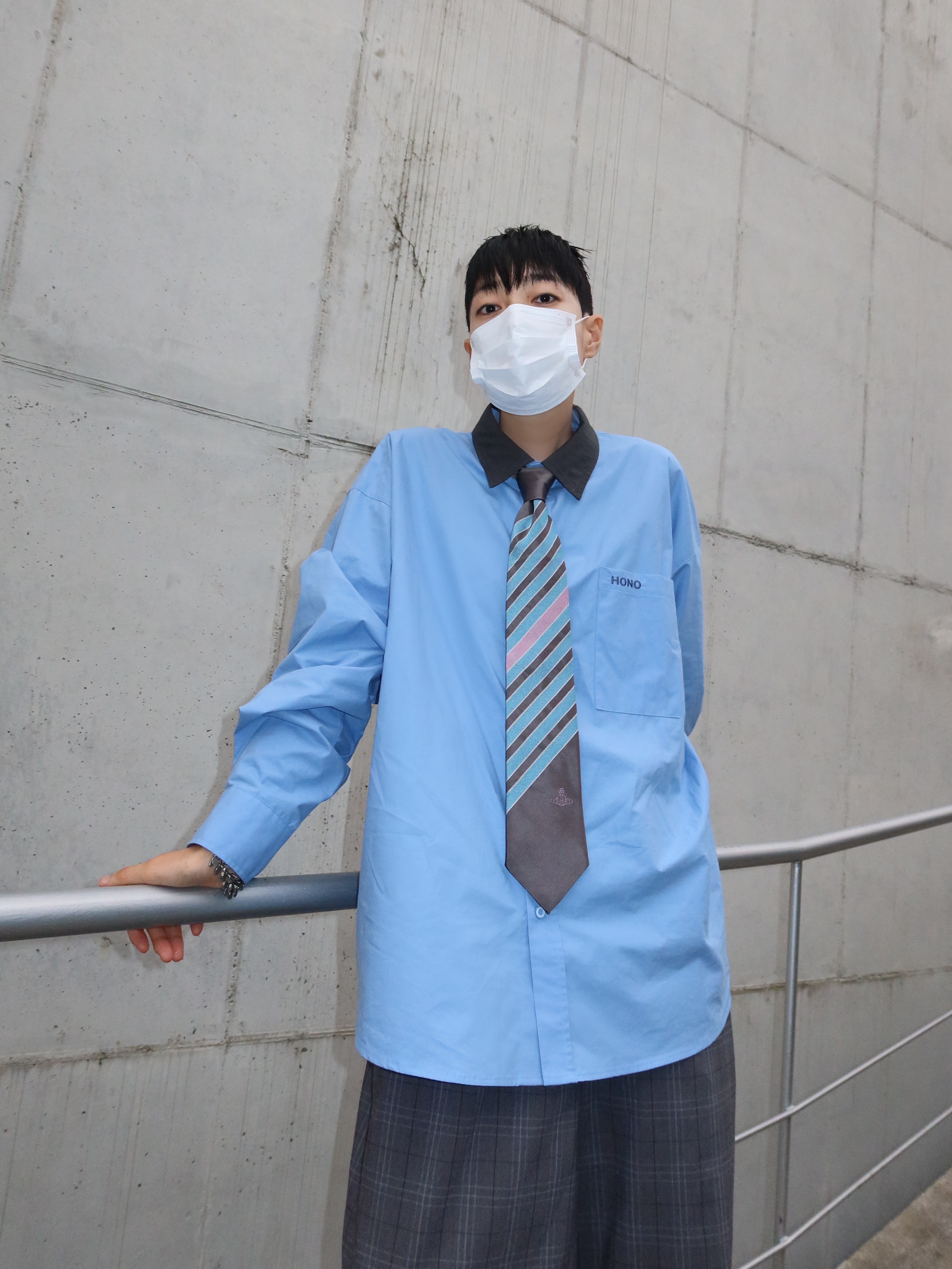Hono Report Mini Logo Shirts Blue, Hono Report Easy Big Rope Pants Gray Check 착용 스타일 - 6