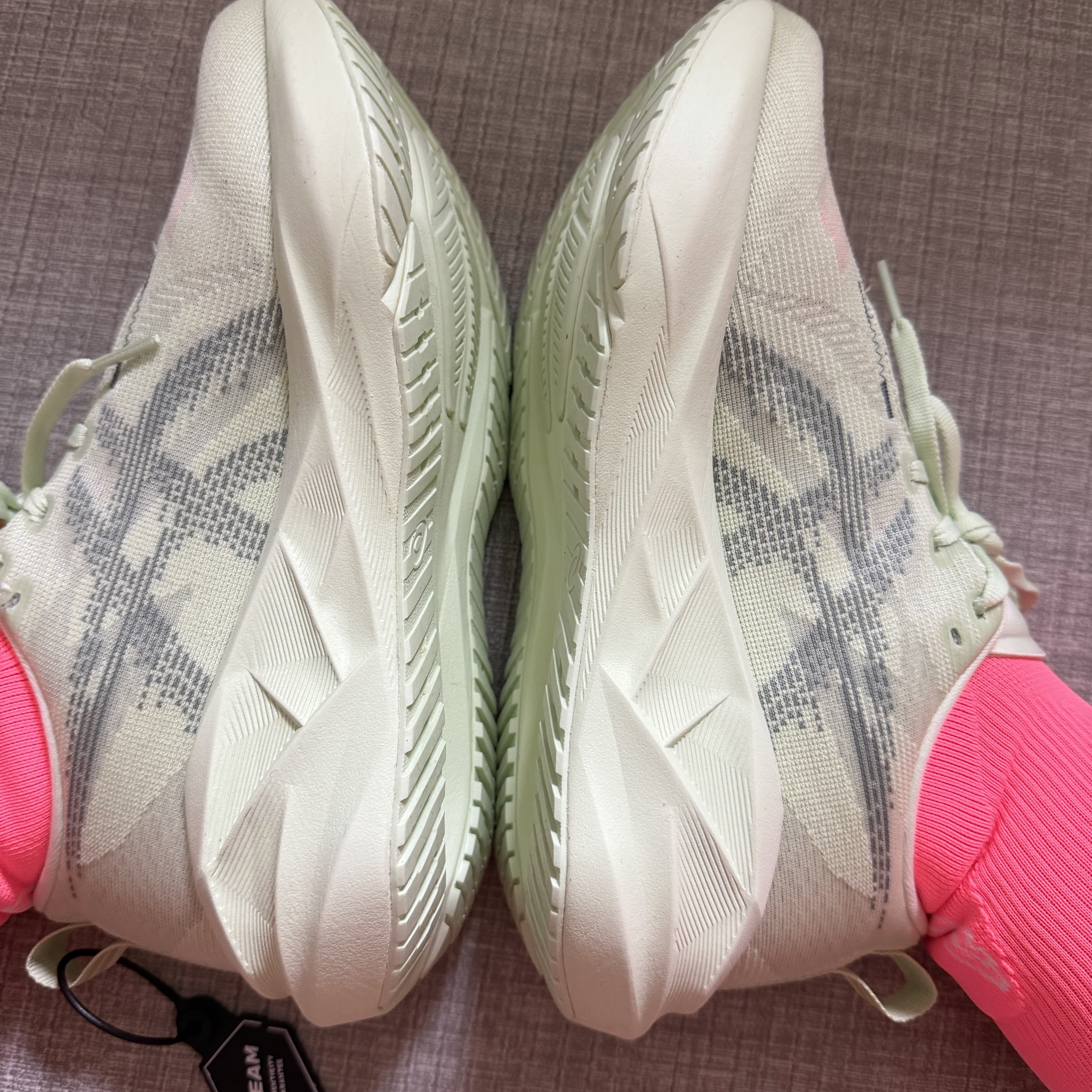 (W) Asics Novablast 5 Whisper Green Monument Blue 착용 스타일 - 3