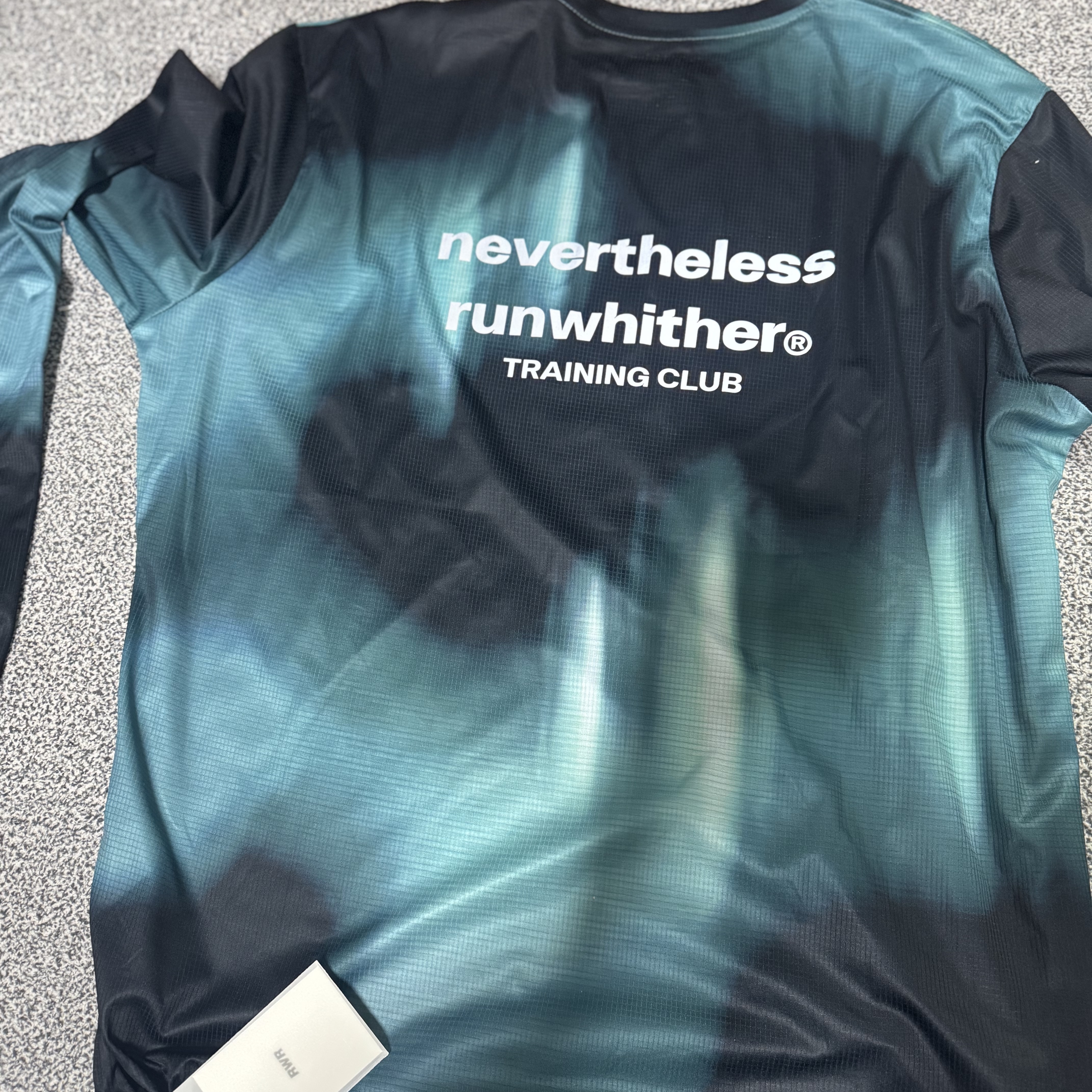 [KREAM 단독] runwhither Race Long Sleeve Black 착용 스타일 - 3