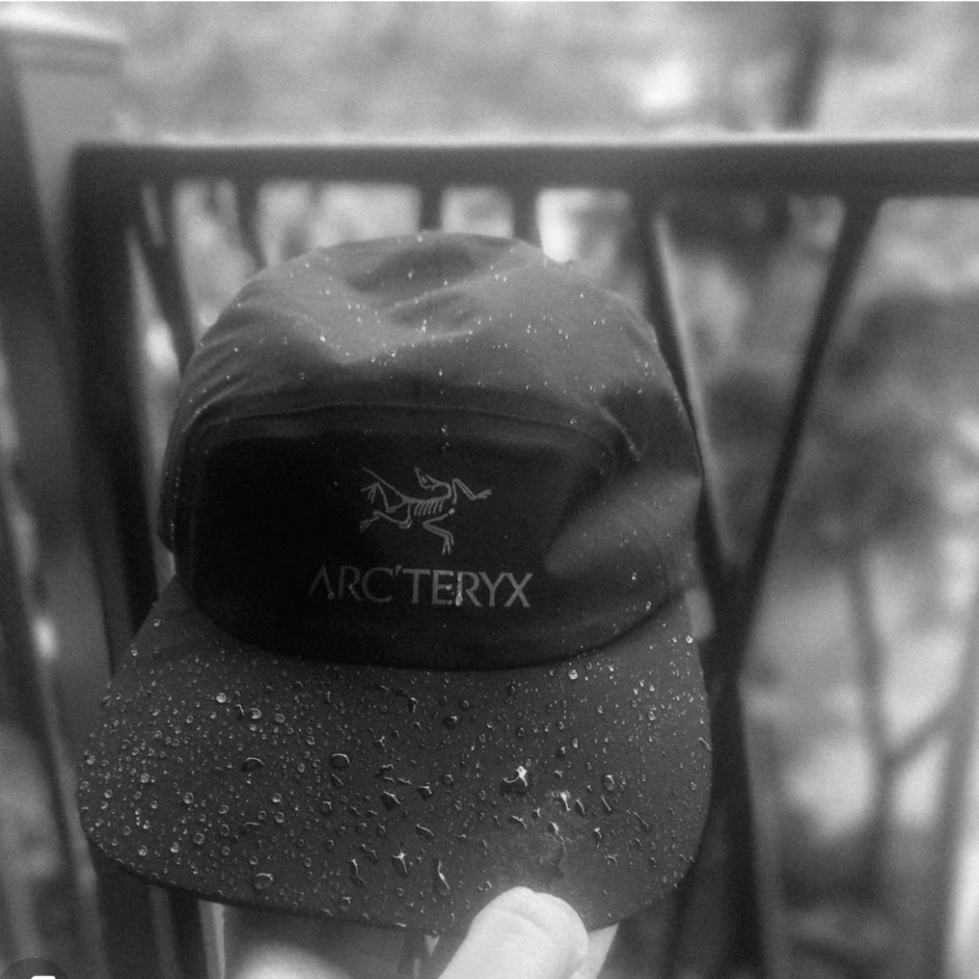Arc'teryx Beta SL Jacket Black, Arc'teryx Gore 5 Panel Cap Black 착용 스타일 - 2