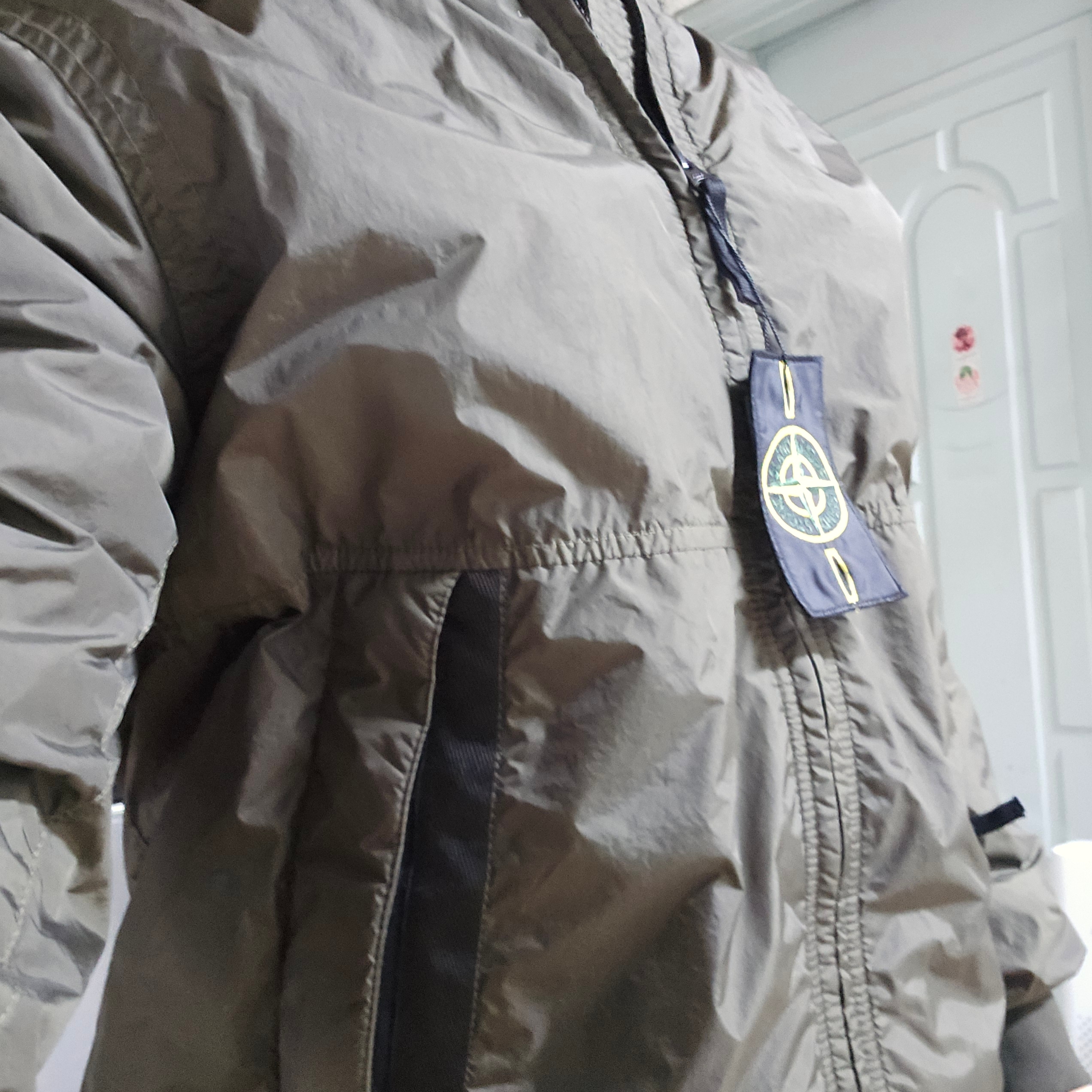 Stone Island 40823 Garment Dyed Crinkle Reps Recycled Nylon with Primaloft TC Jacket Olive Green - 23FW 착용 스타일 - 1