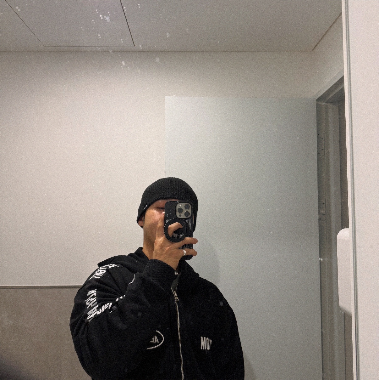 Oakley Session Beanie Blackout 착용 스타일