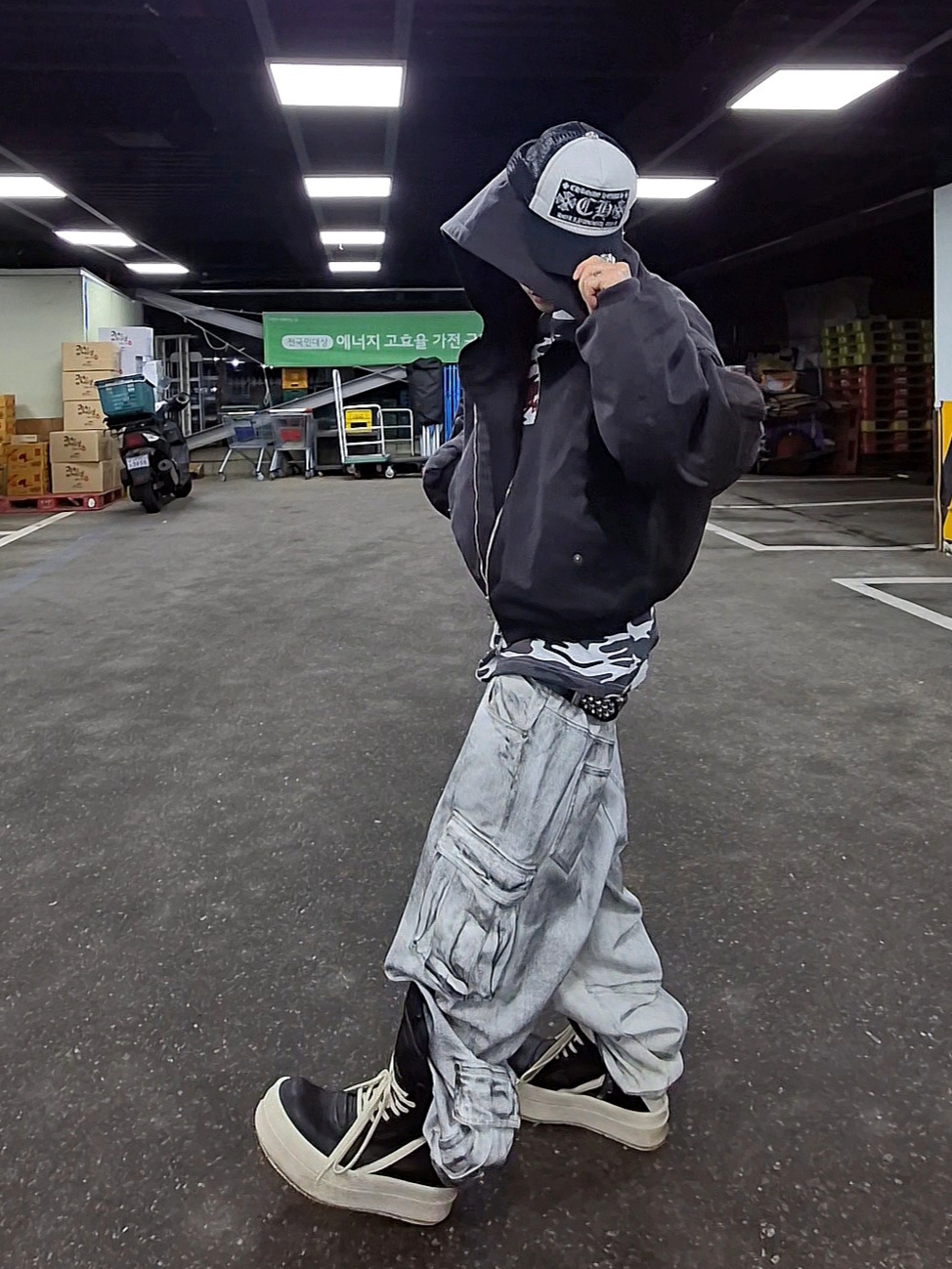 emostanceclub Camouflage Crew Neck Sleeve White Camo, Chrome Hearts CH Hollywood Trucker Hat Black White 착용 스타일