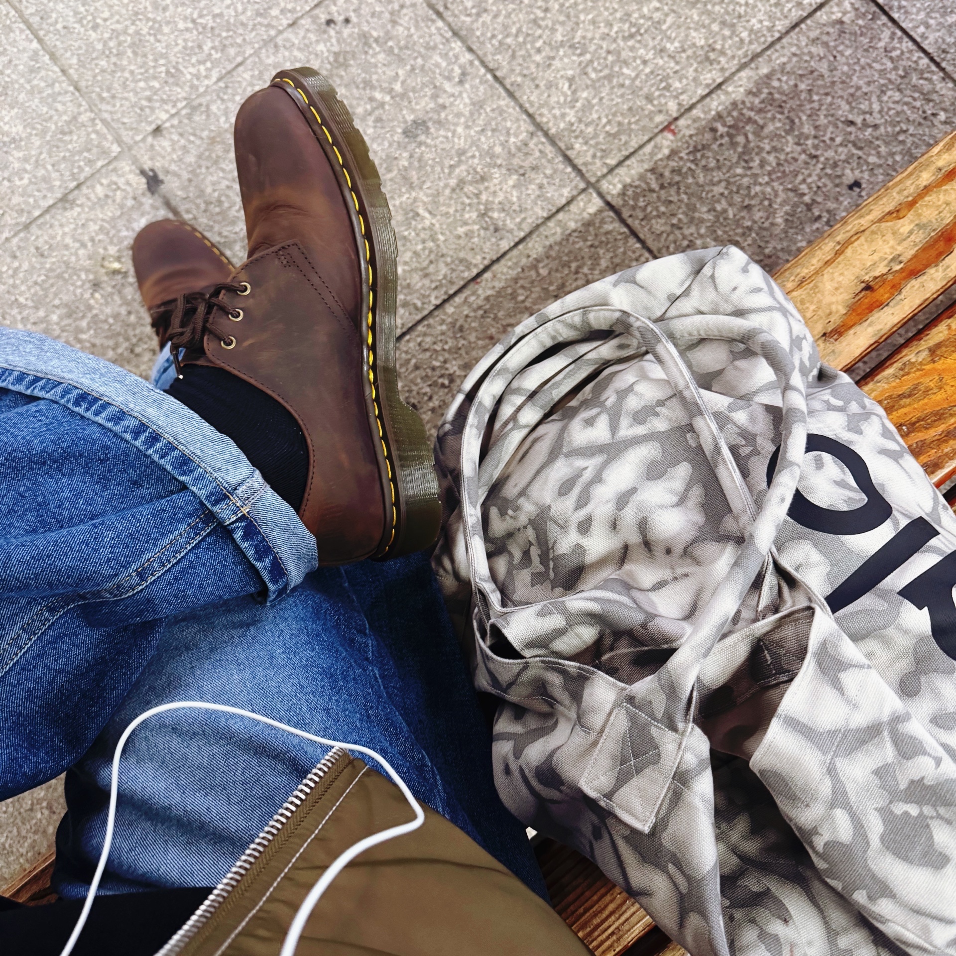 Dr. Martens 1461 Crazy Horse Dark Brown, Alo Yoga Iconic Shopper Tote Bag Grey Tiedye 착용 스타일