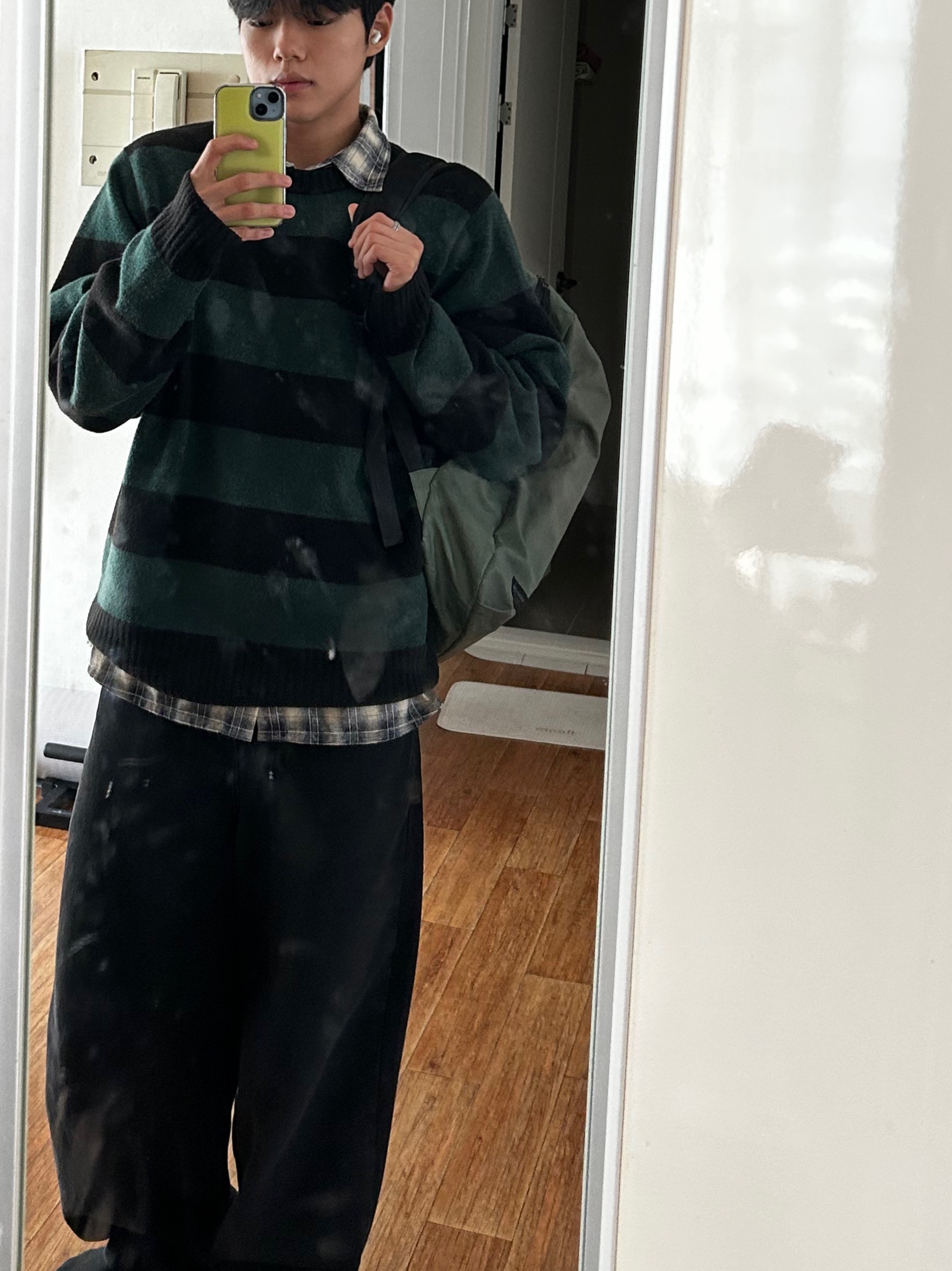 Undermycar Mu.114 Original Logo Washed Slim Flare Jeans Washed Blue, Sony WH-1000XM6 Platinum Silver (Korean Ver.) 착용 스타일 - 5