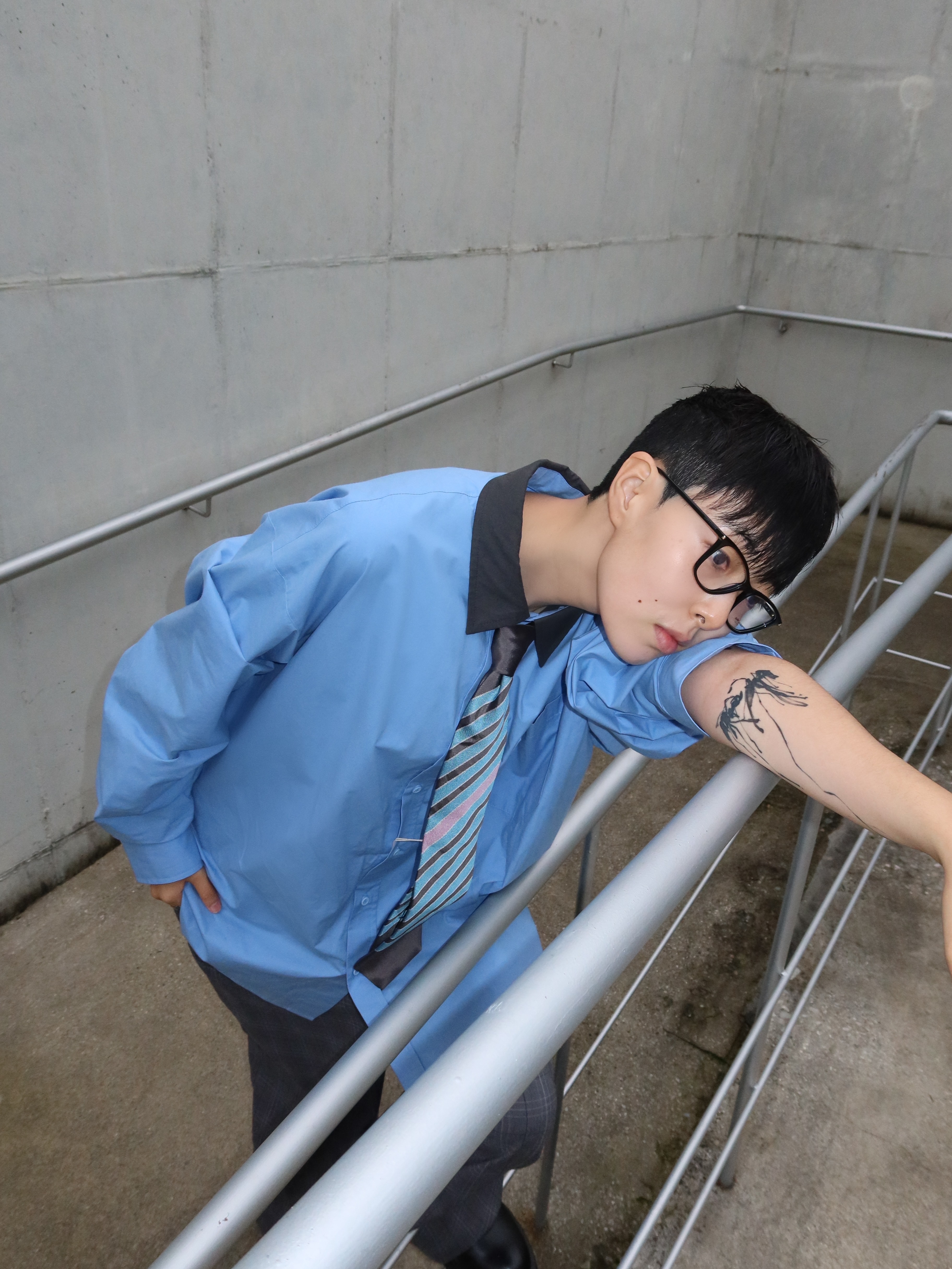 Hono Report Mini Logo Shirts Blue, Hono Report Easy Big Rope Pants Gray Check 착용 스타일 - 1