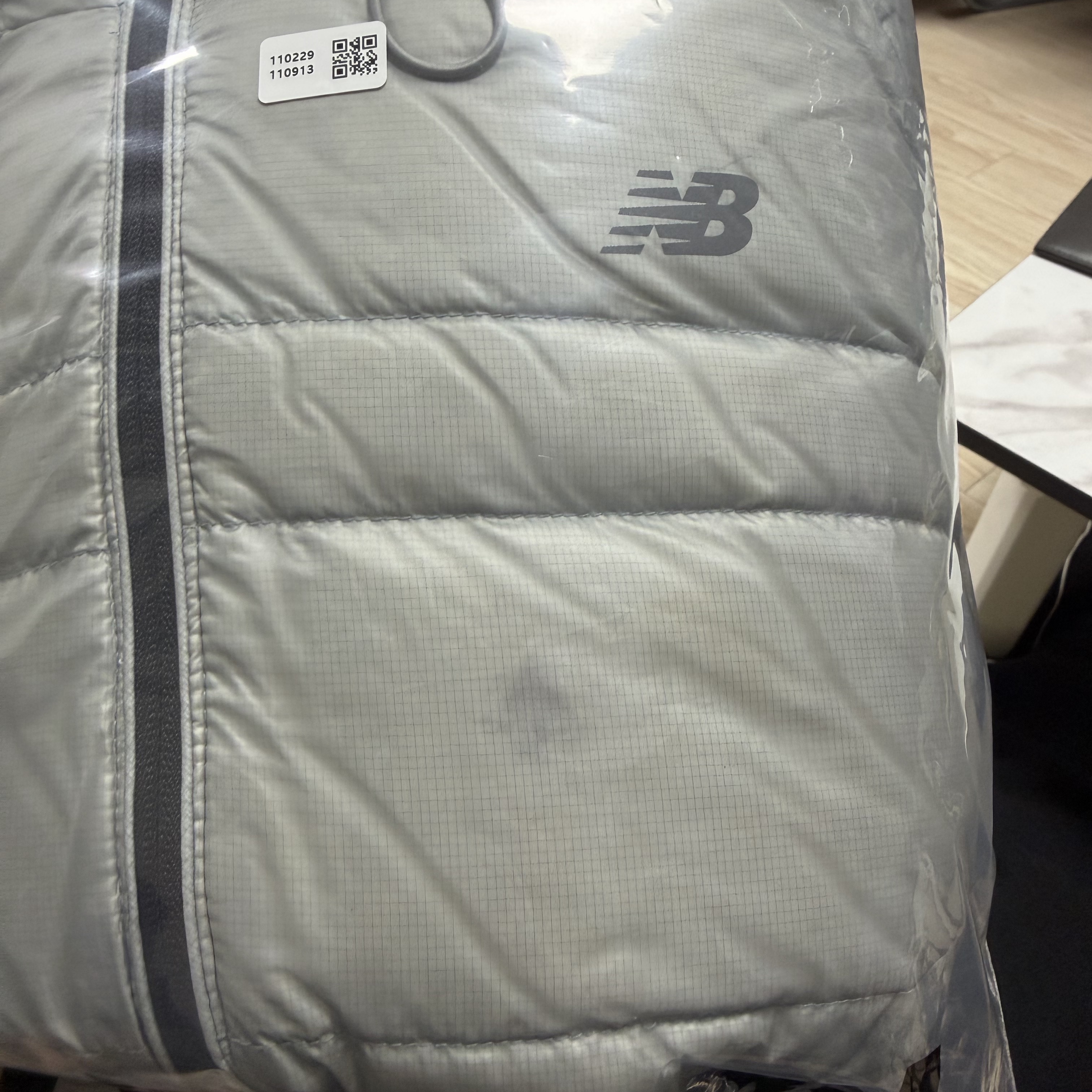 New Balance Flying 77 Superlight Hooded Goose Down Jacket Light Gray 착용 스타일