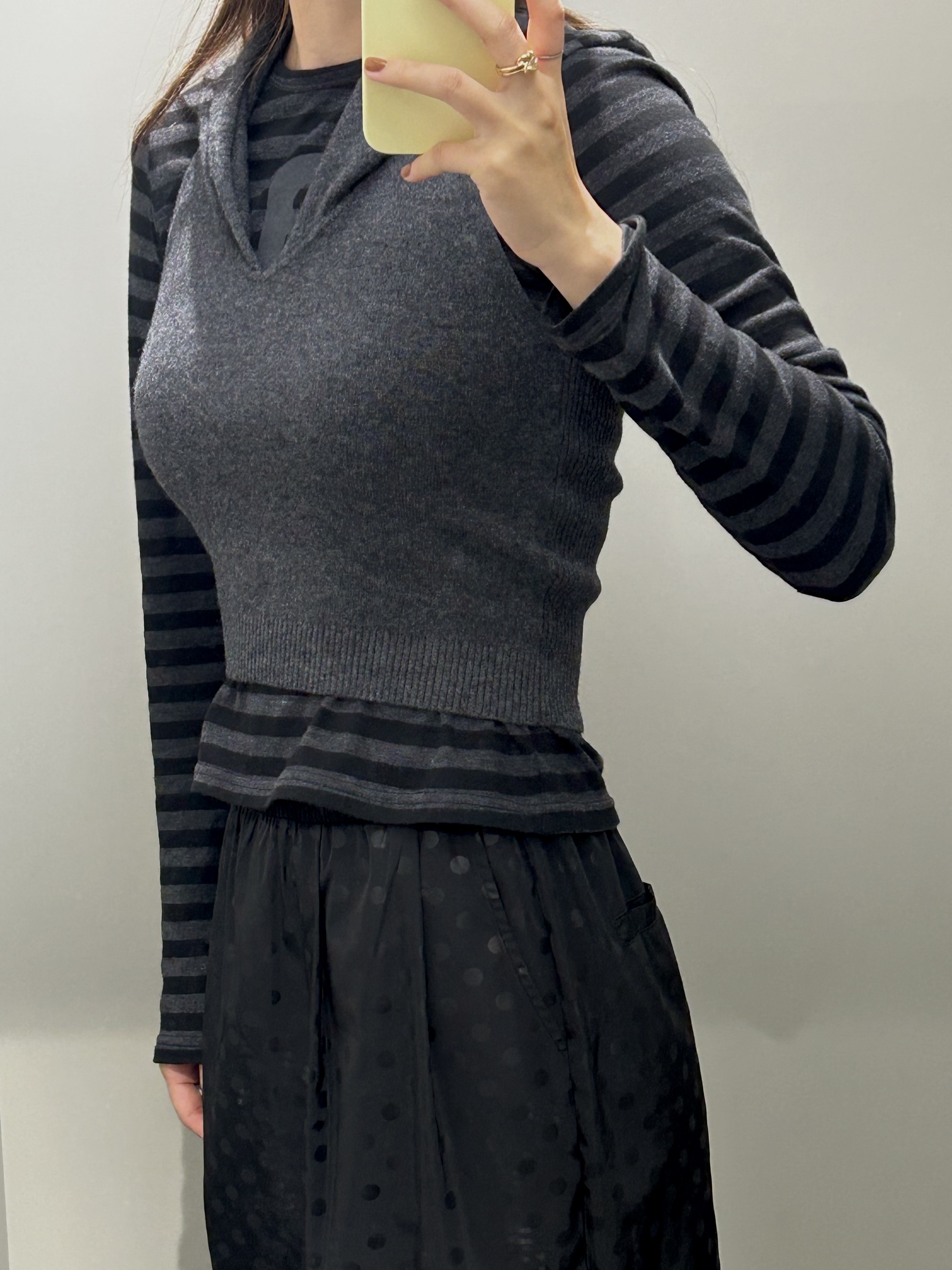 Perverze Women Cropped Hoodie Knit Top Gray - 25FW 착용 스타일 - 4