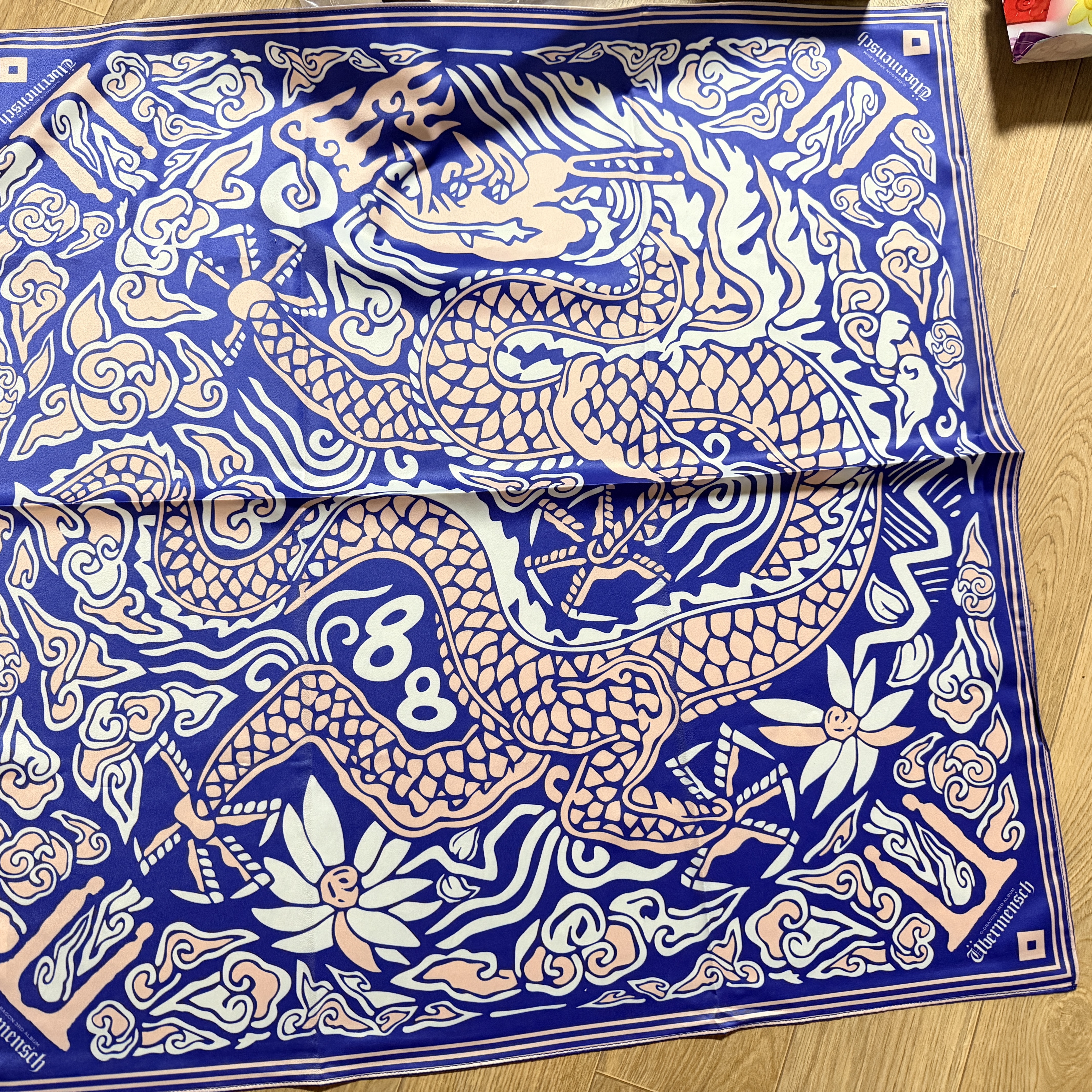 G-DRAGON Ubermensch Scarf Blue 착용 스타일