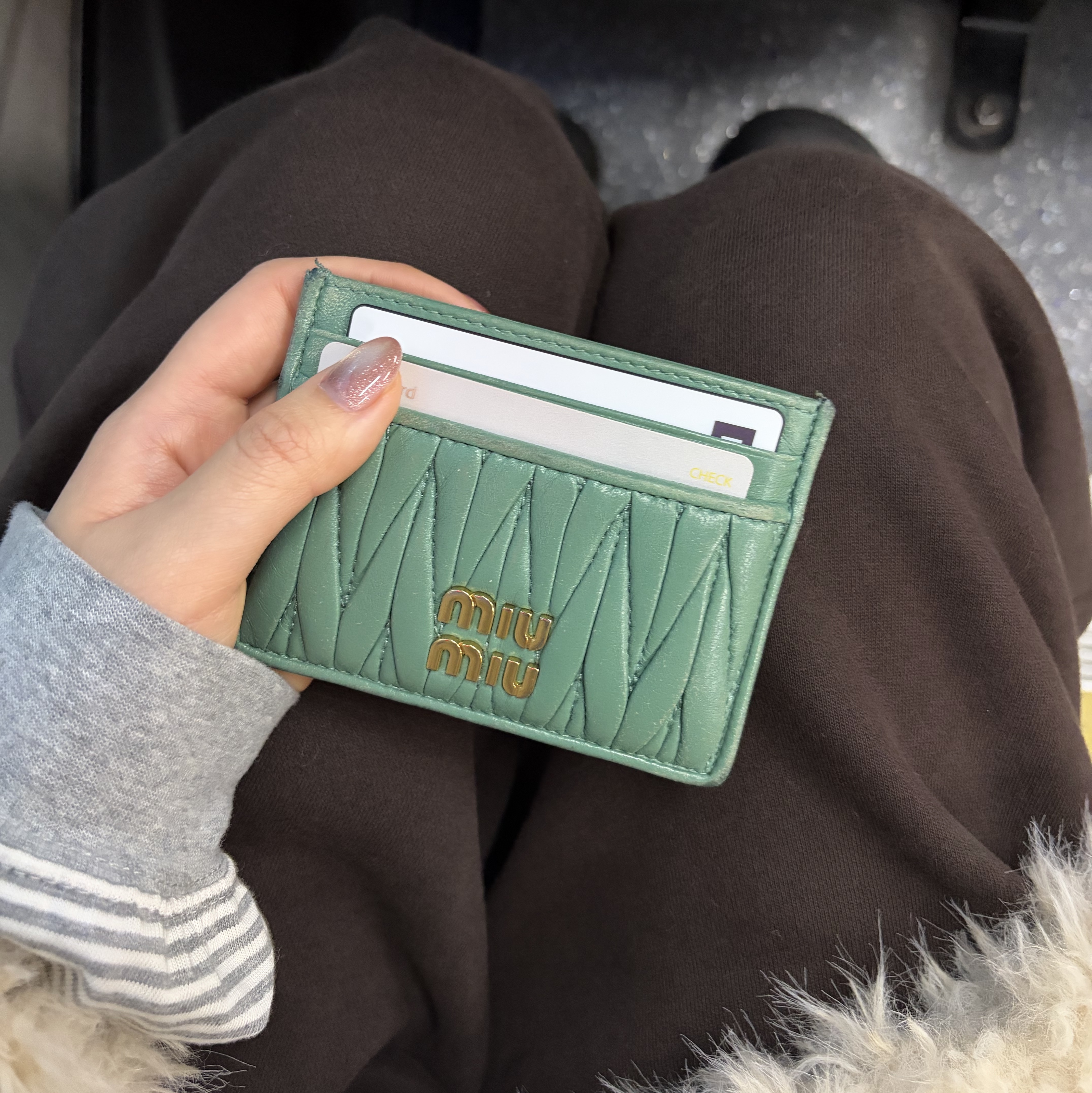Miu Miu Matelasse Nappa Leather Card Holder Salvia 착용 스타일